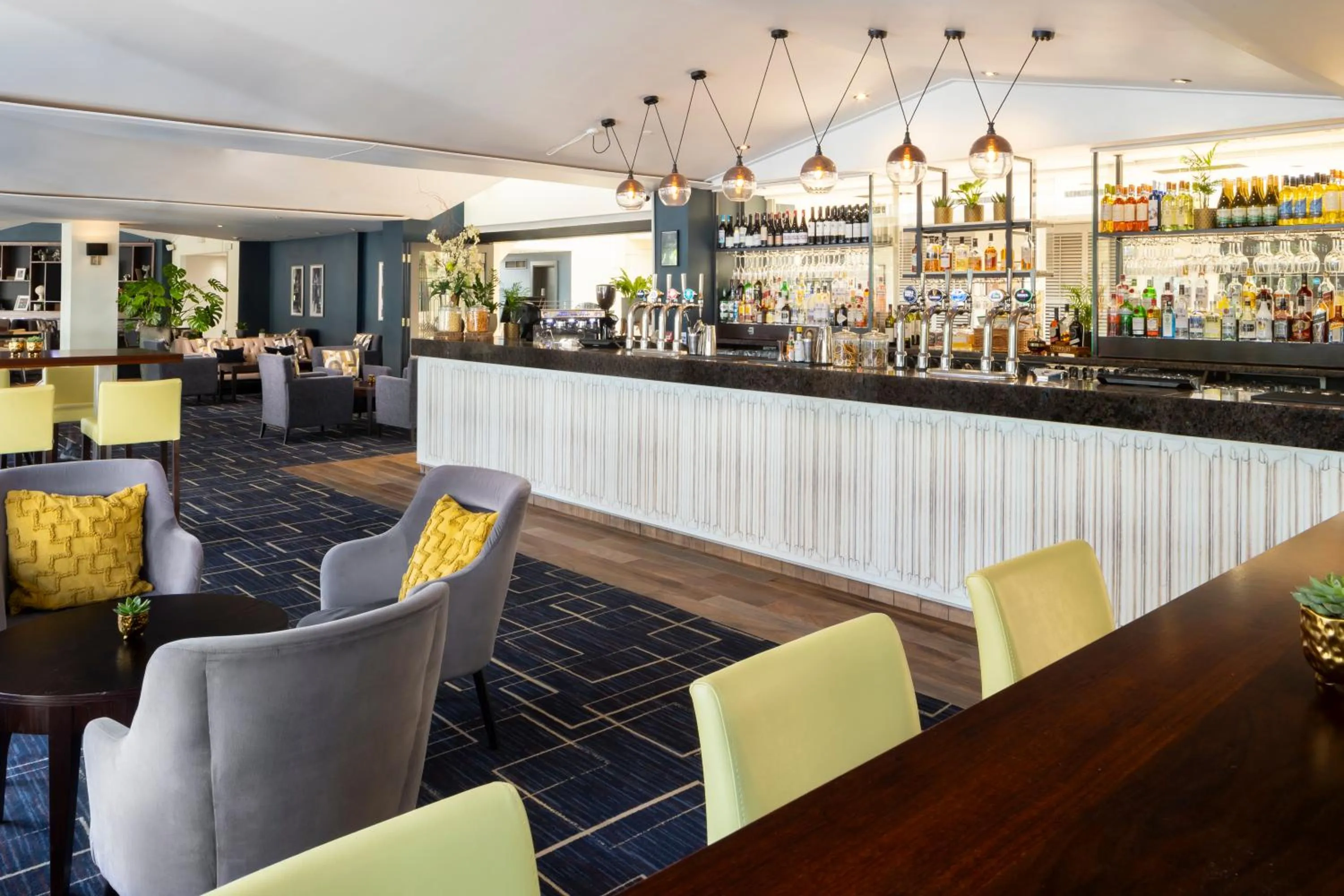 Lounge or bar in Crowne Plaza Stratford-upon-Avon by IHG