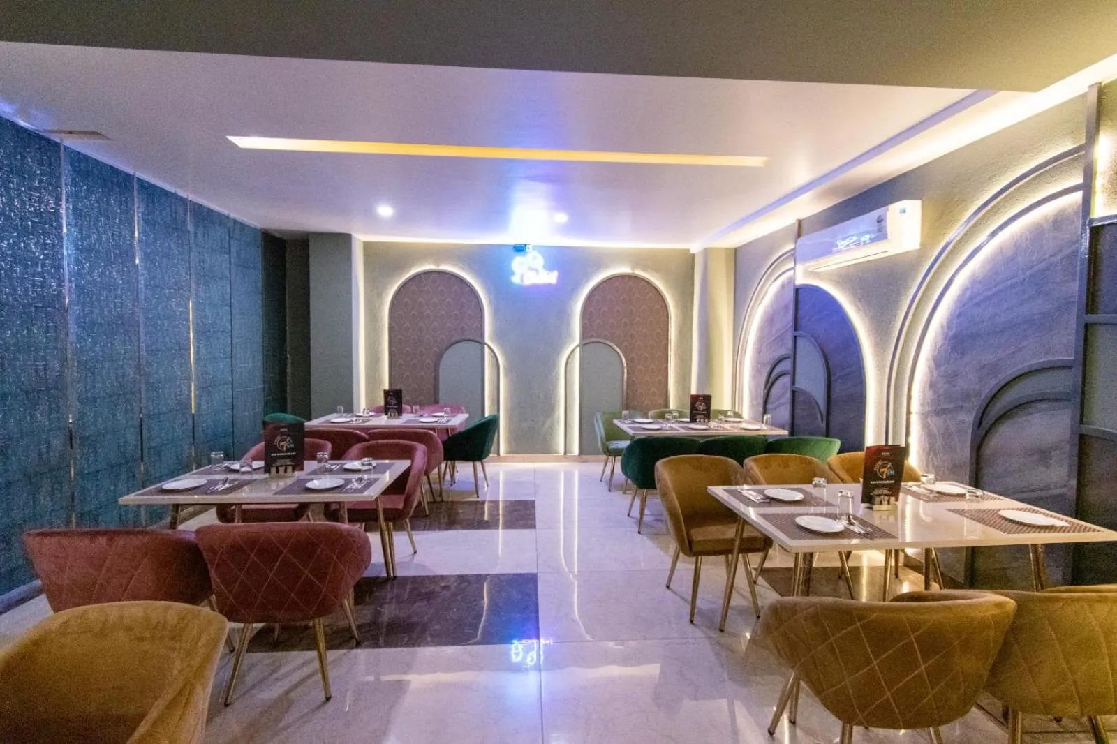 Restaurant/places to eat in Hotel 7 PM