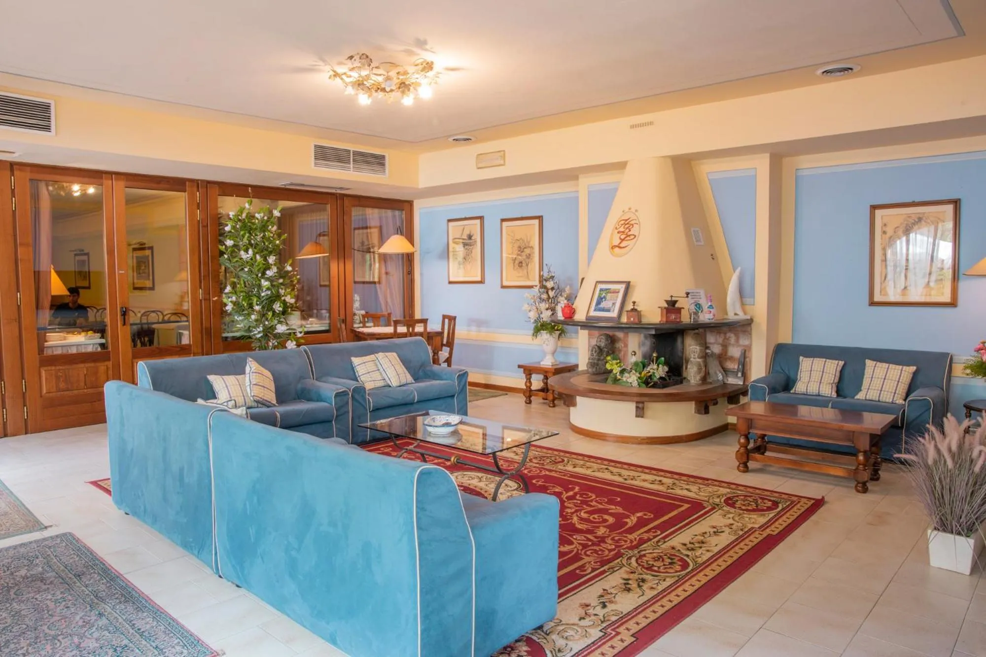 Communal lounge/ TV room in Hotel Ristorante La Lanterna