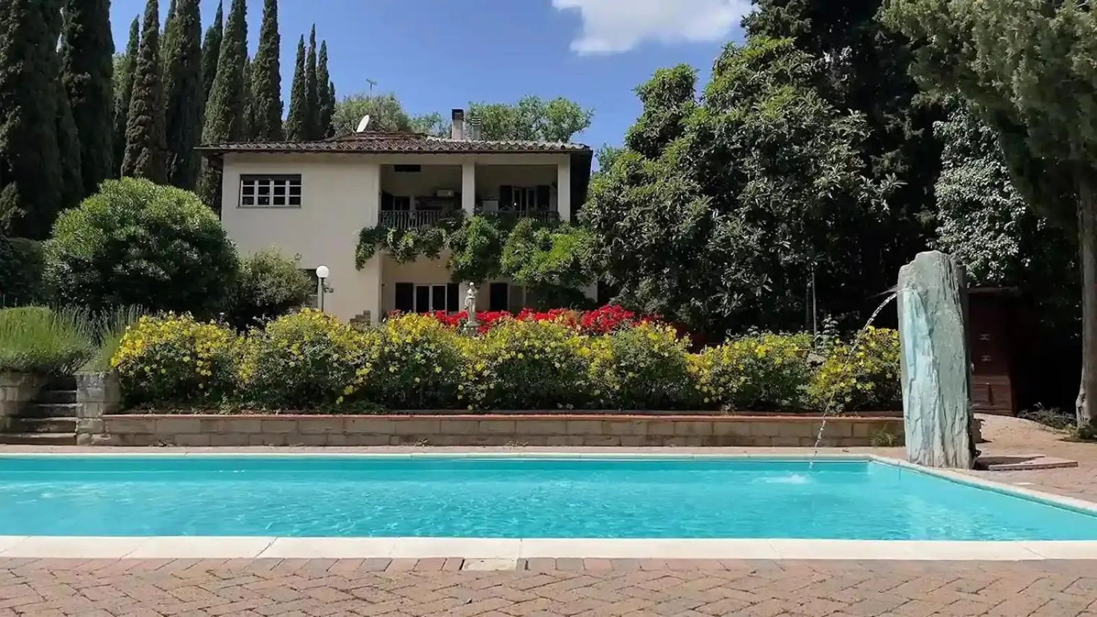Pool view in Villa Sargiano
