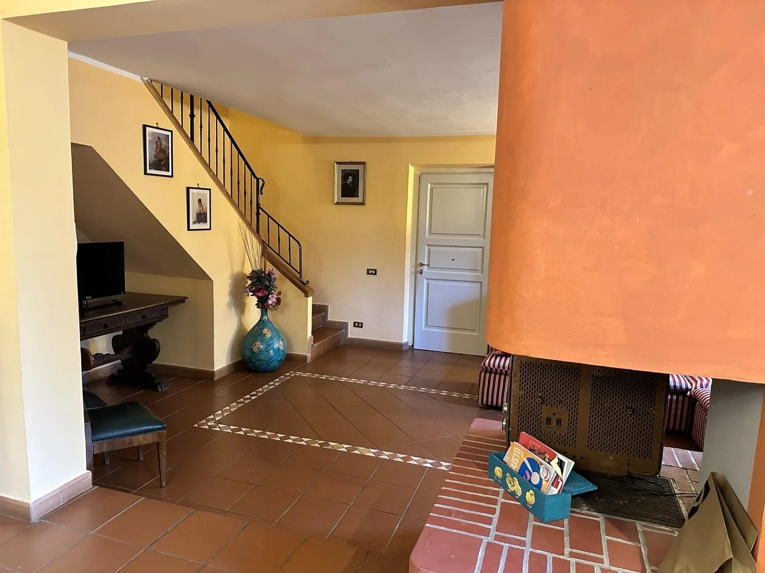 Communal lounge/ TV room in Villa Sargiano