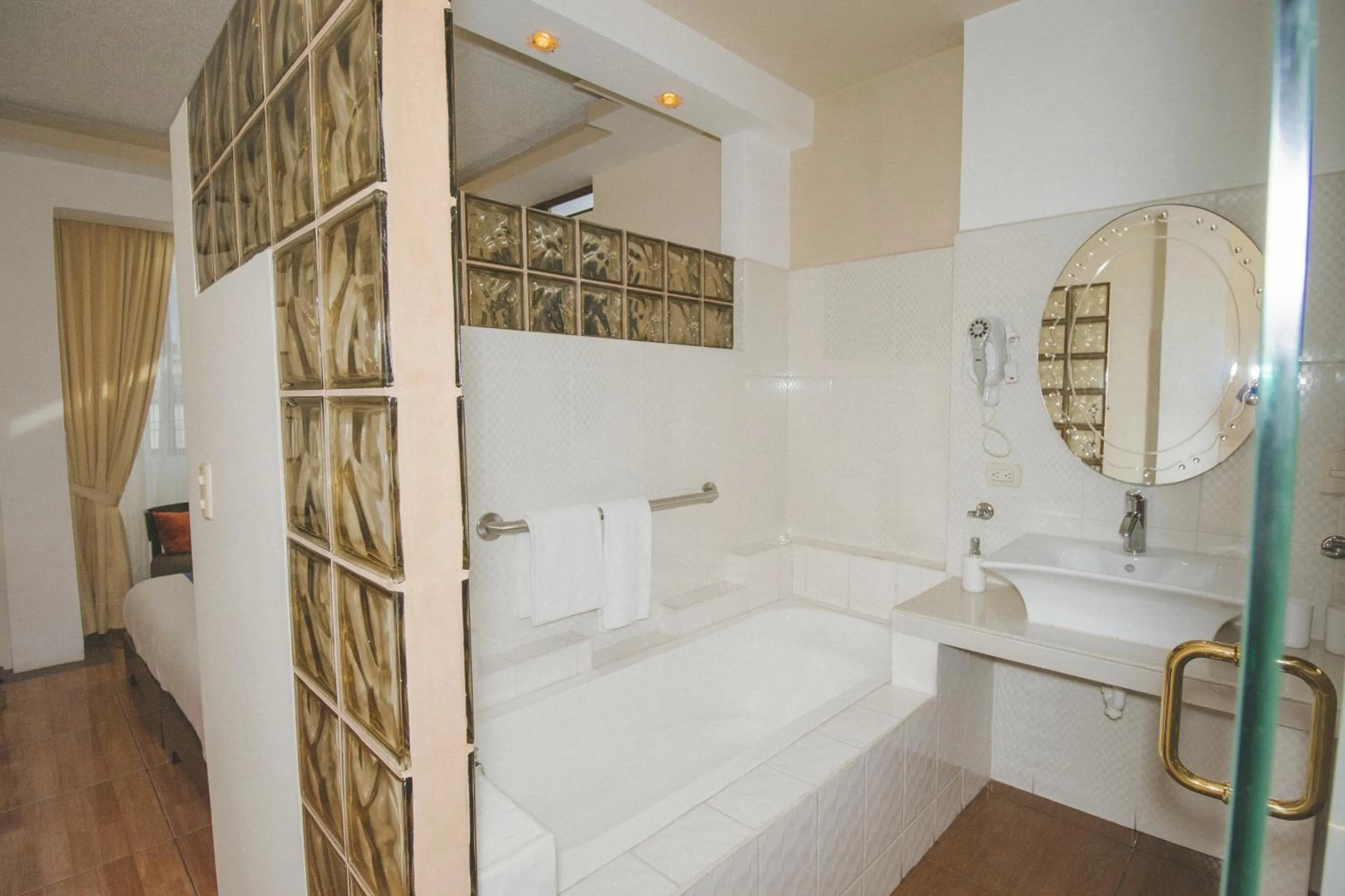 Bath in Hotel Palace Galapagos