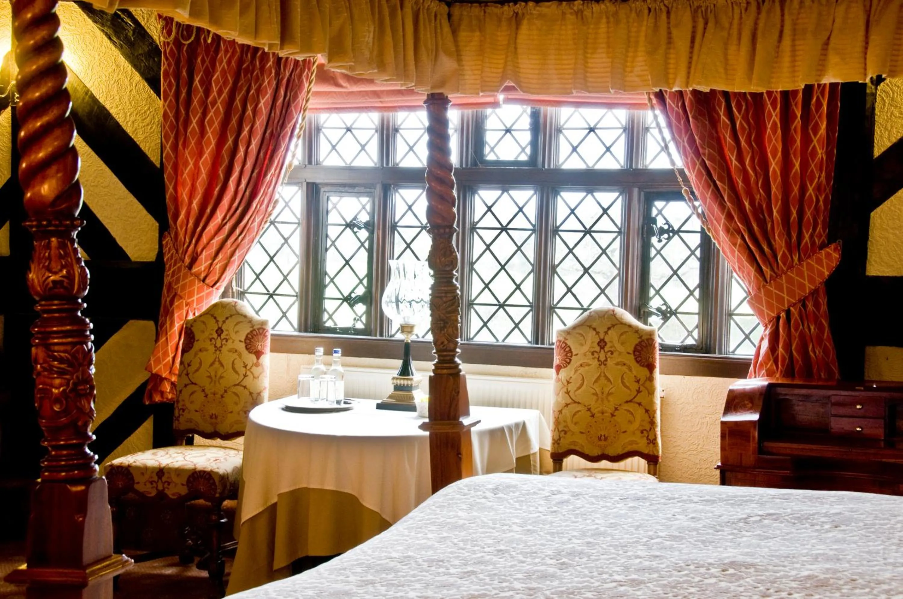 Seating area, Bed in Albright Hussey Manor