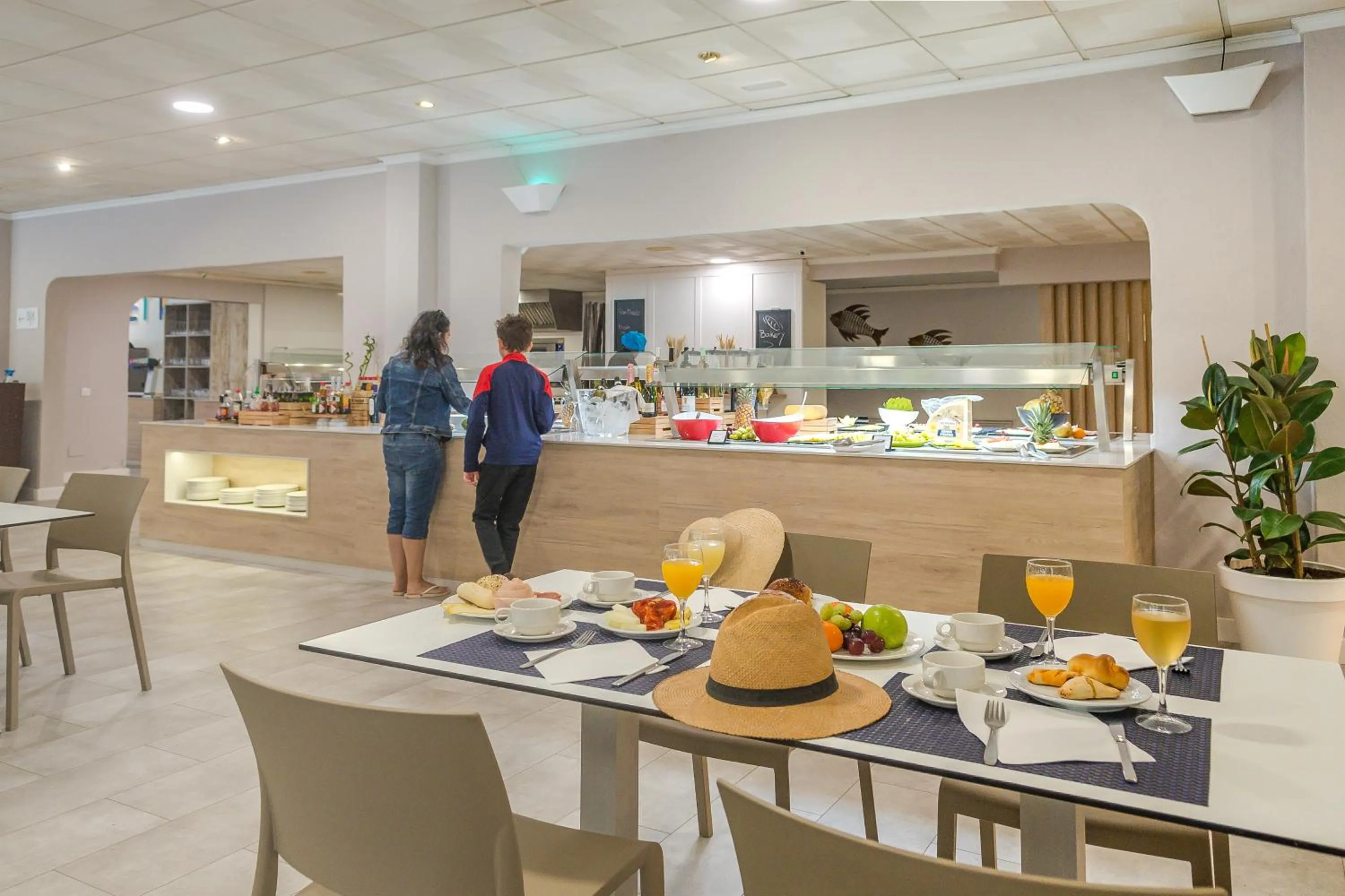 Restaurant/places to eat in FERGUS Club Carema Splash