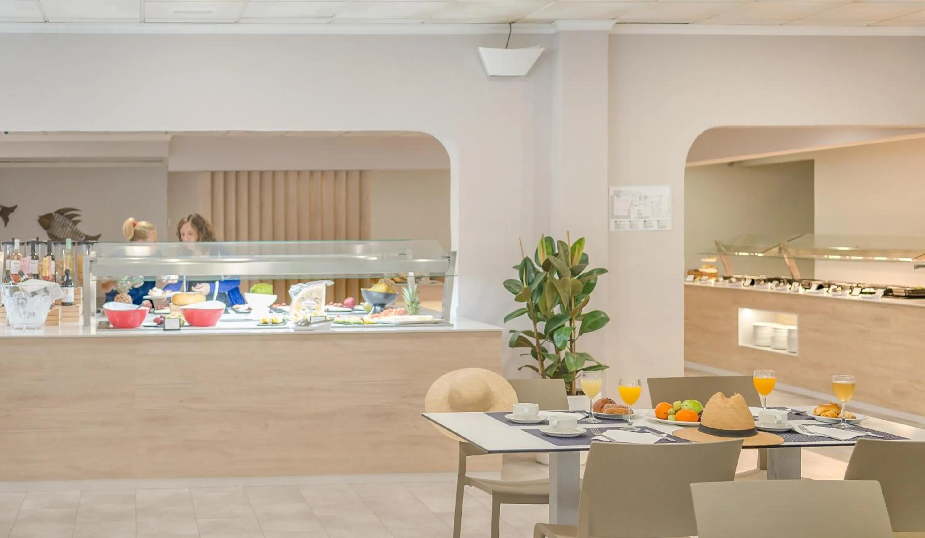 Food and drinks in FERGUS Club Carema Splash