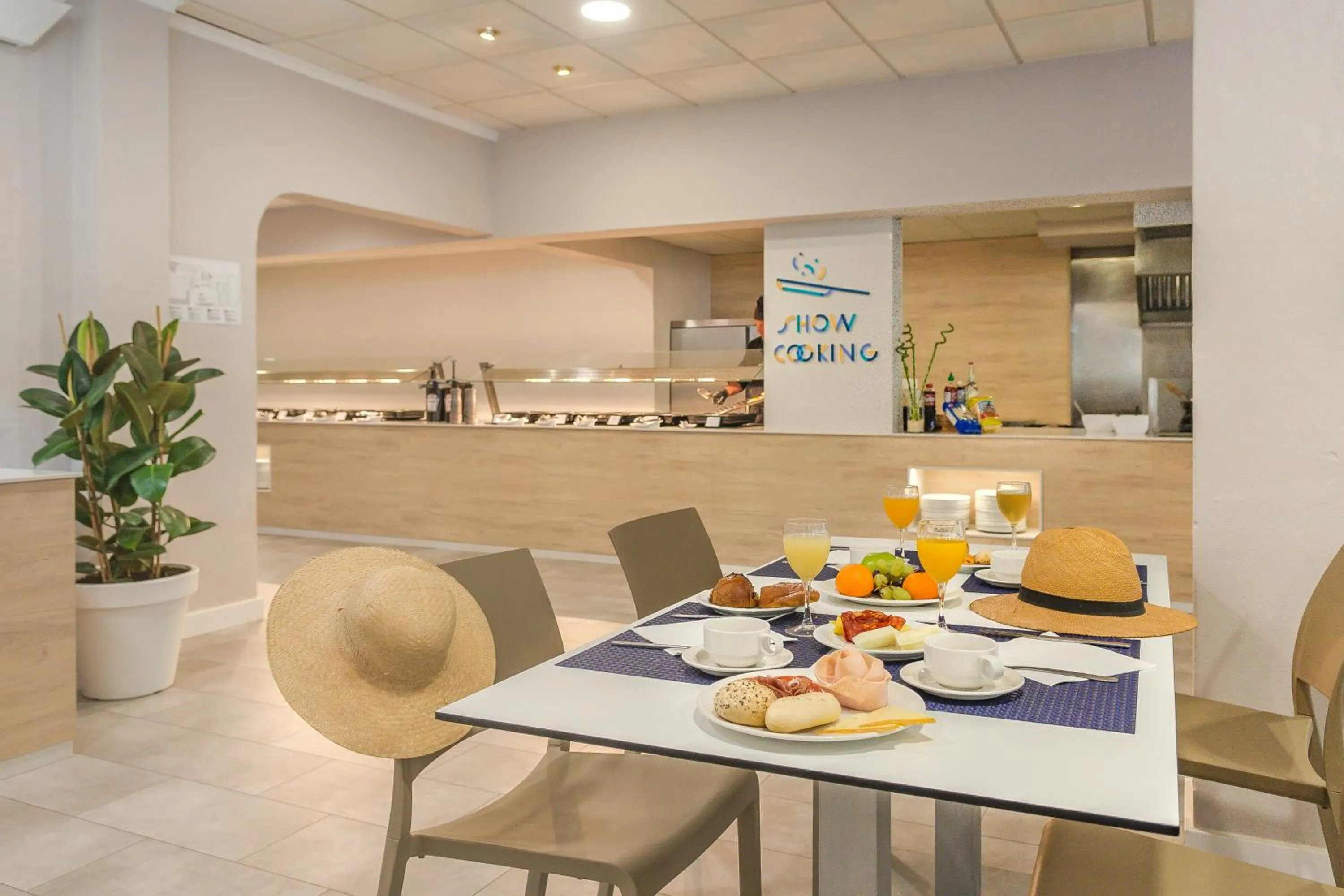 Restaurant/places to eat in FERGUS Club Carema Splash