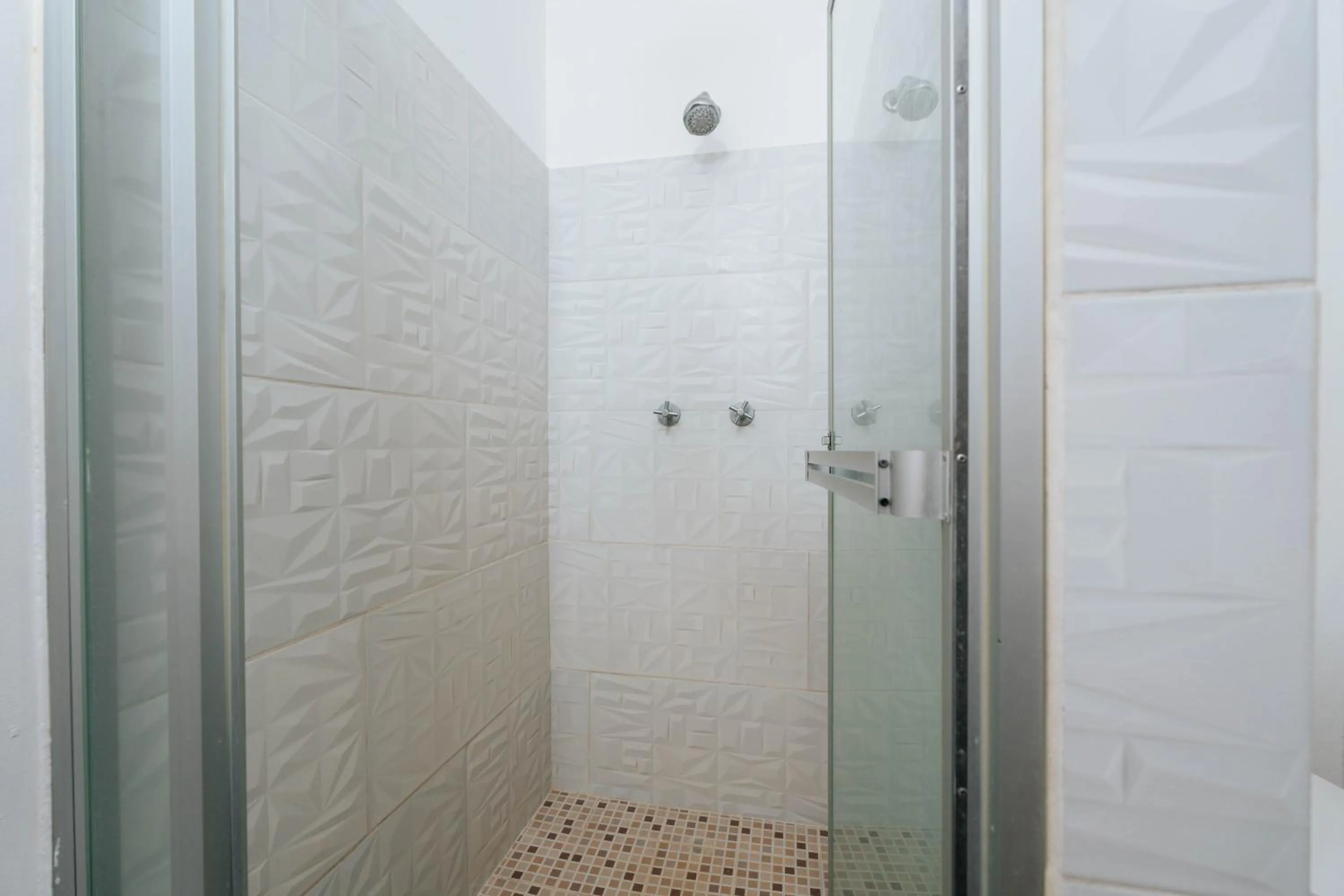 Shower in Villa Marina Lodge & Condos