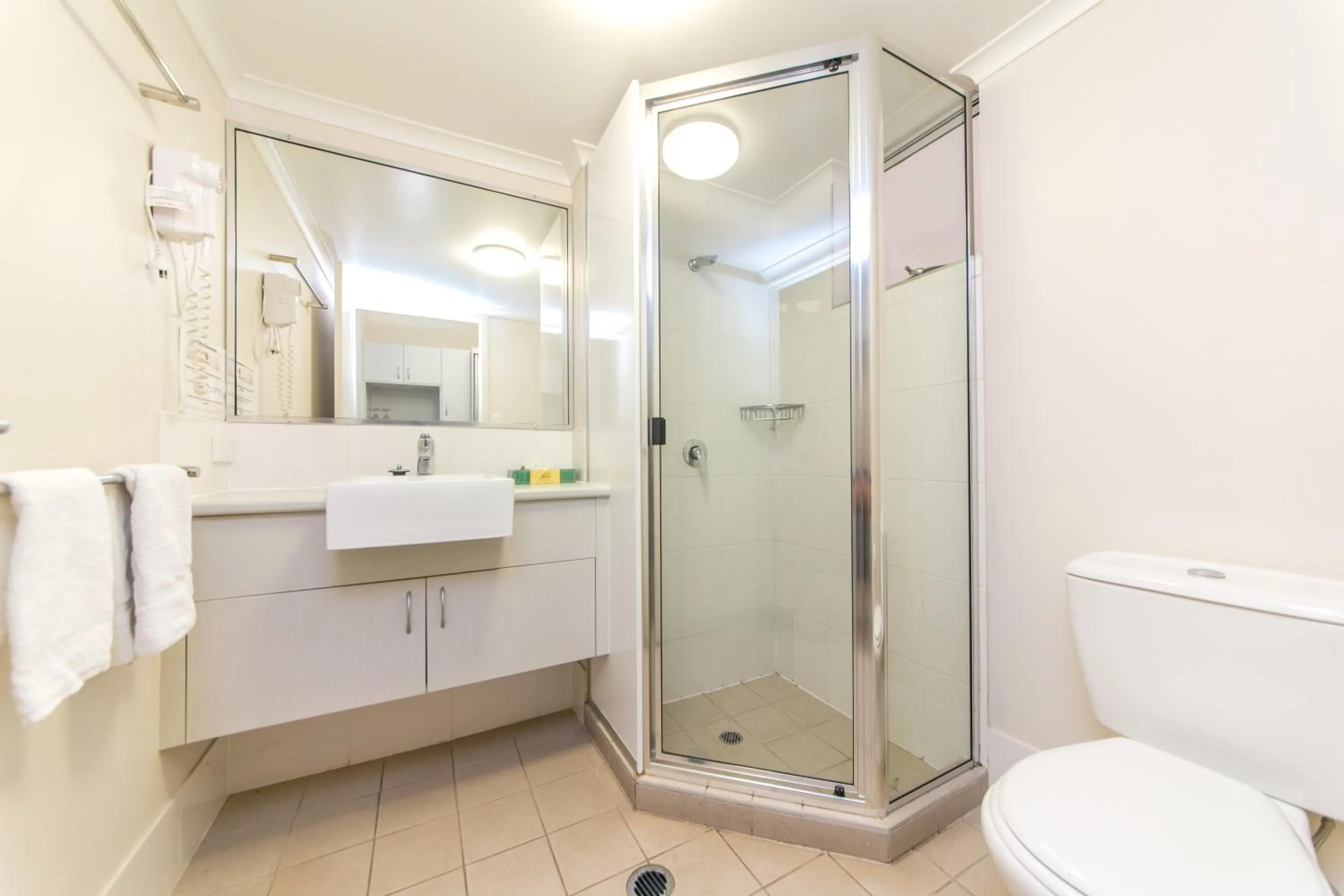 Shower in Capella Coach Inn