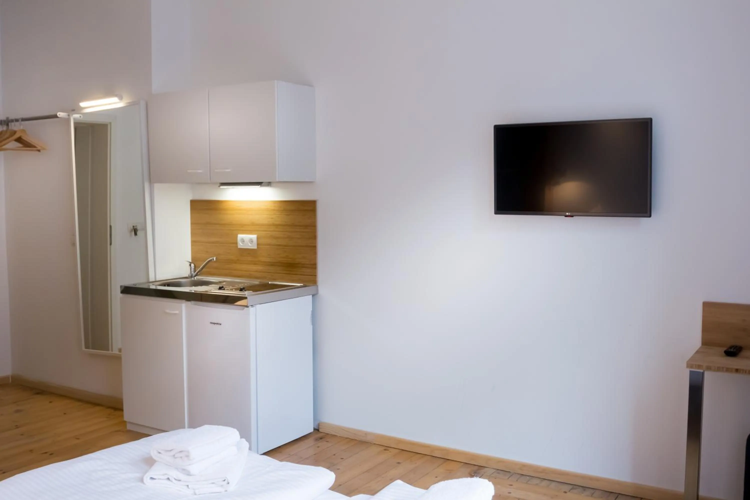 Kitchen or kitchenette, Bed in dingdong koblenz - city apartments