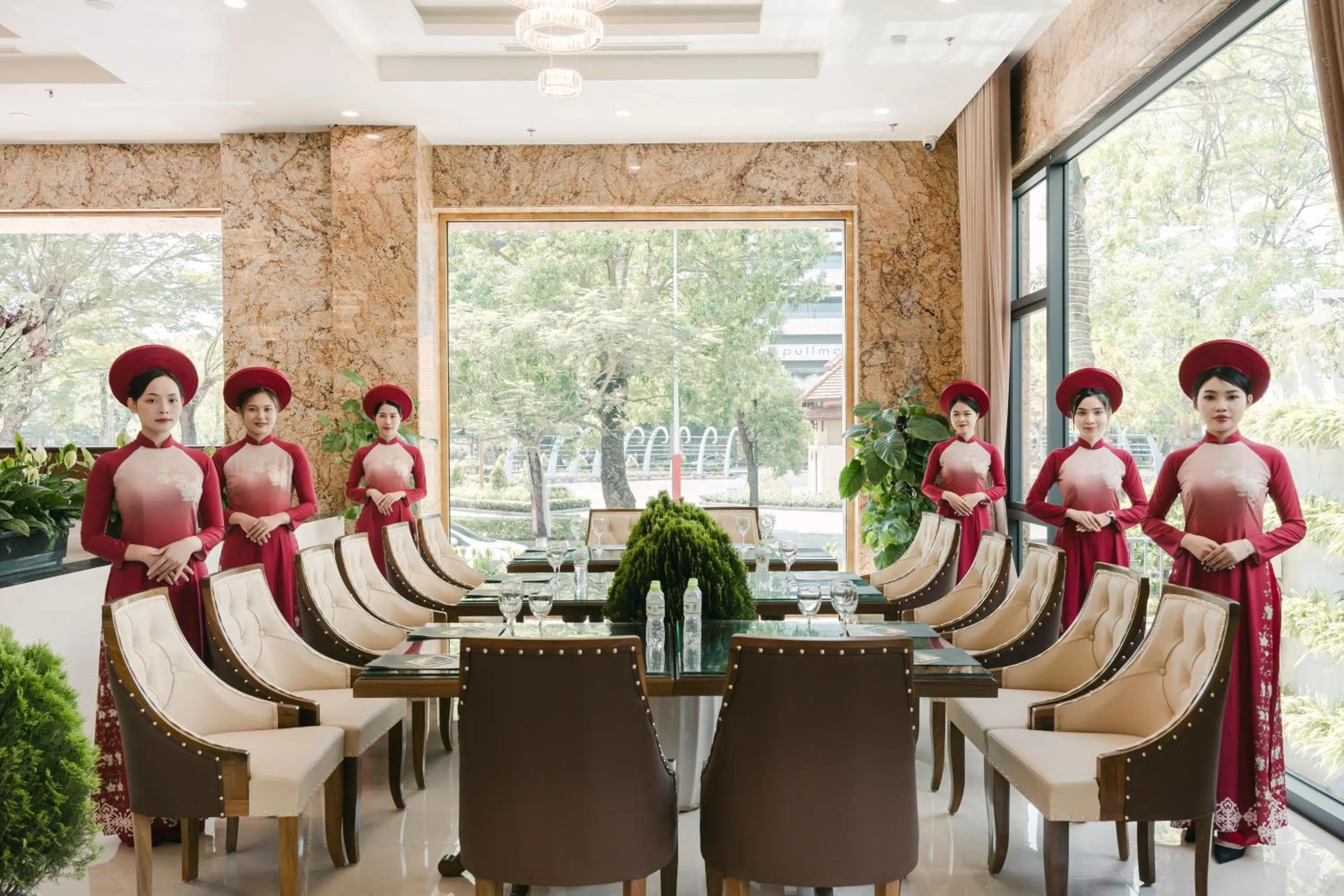 Restaurant/places to eat in Menrva Hotel