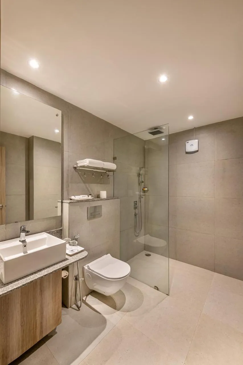 Bathroom in Comfort Inn Grand, Kaushambi