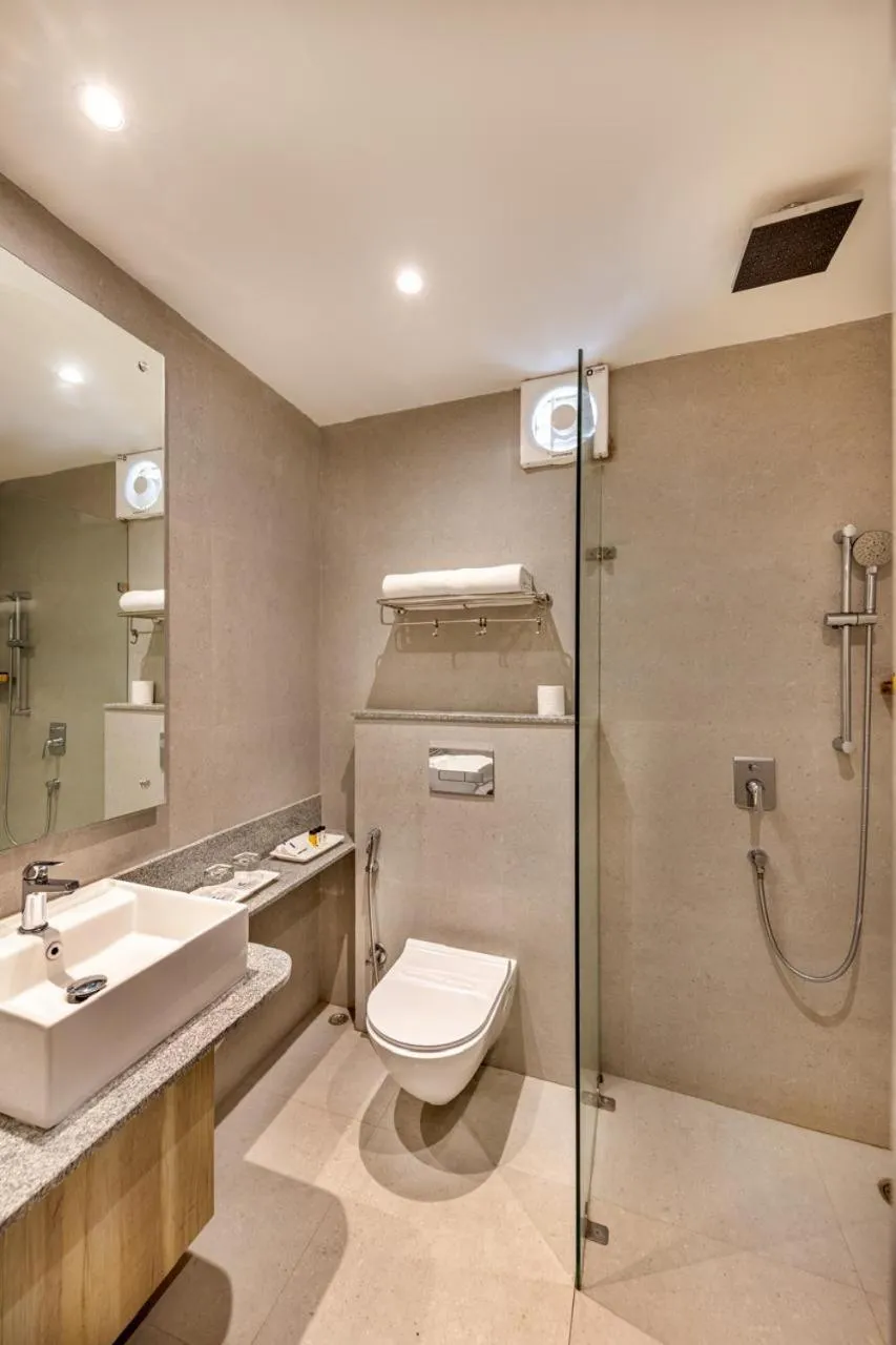 Shower in Comfort Inn Grand, Kaushambi
