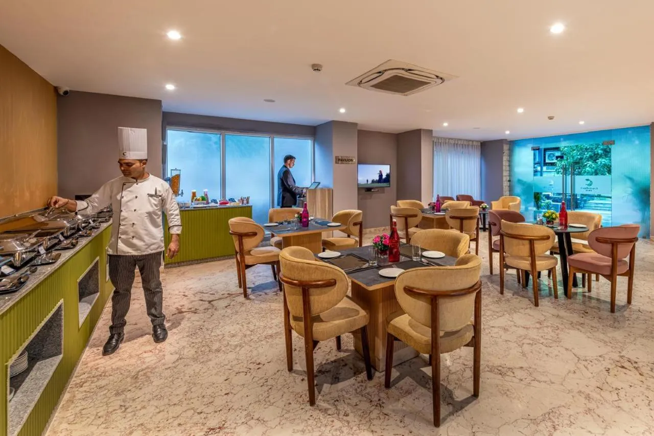 Buffet breakfast in Comfort Inn Grand, Kaushambi