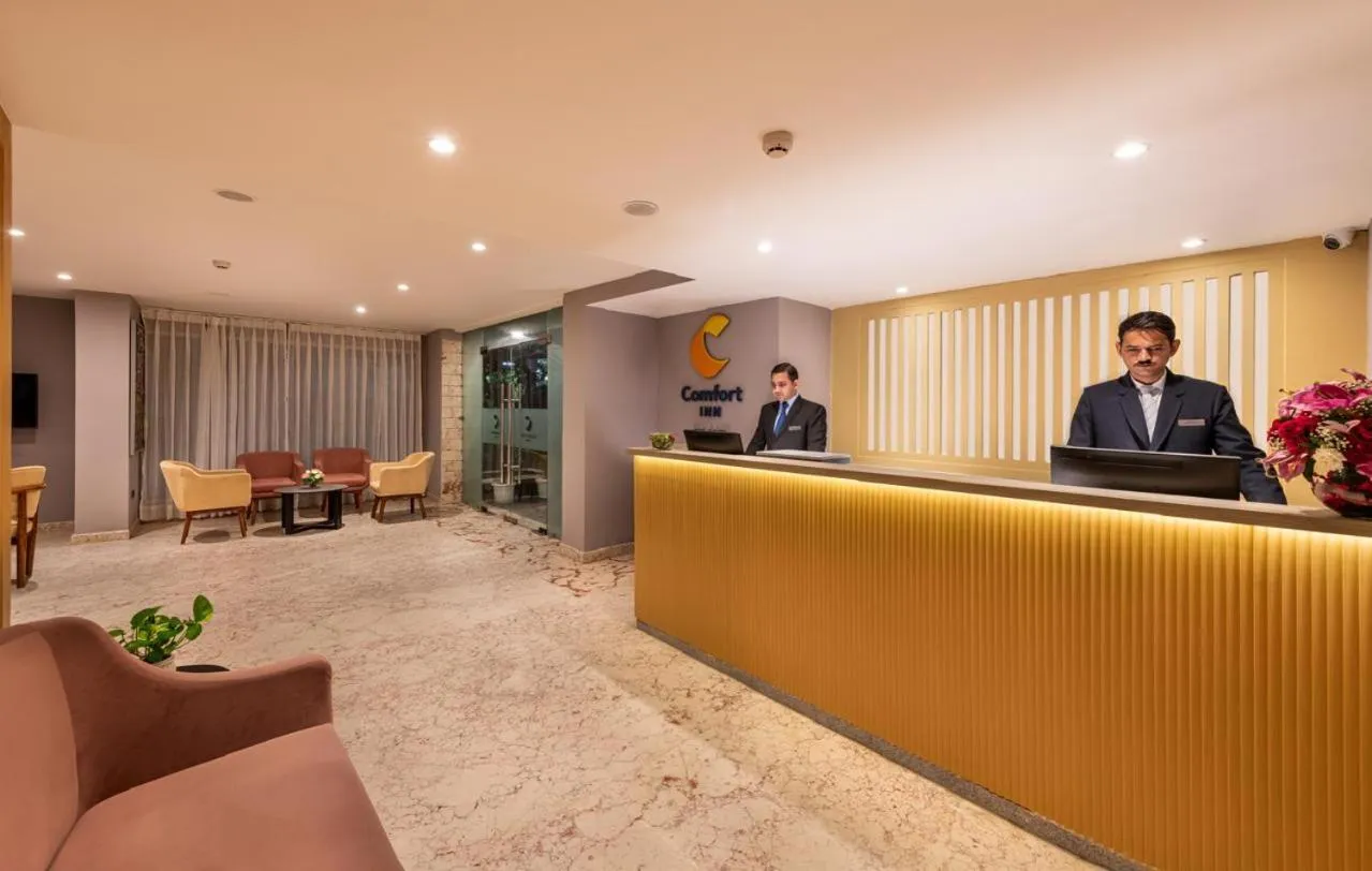 Staff in Comfort Inn Grand, Kaushambi