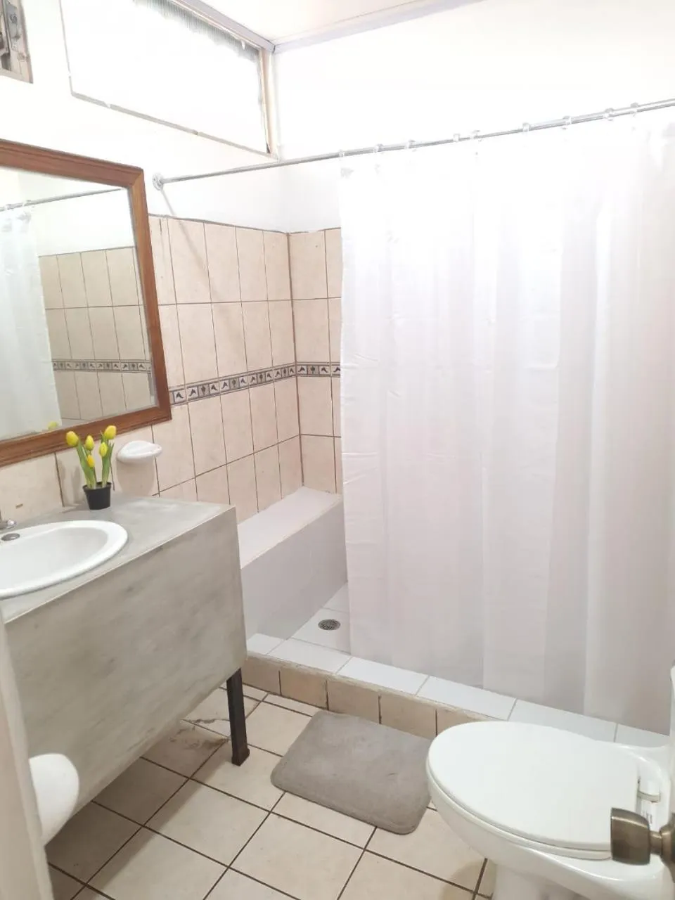 Bathroom in Gaudy's Hotel