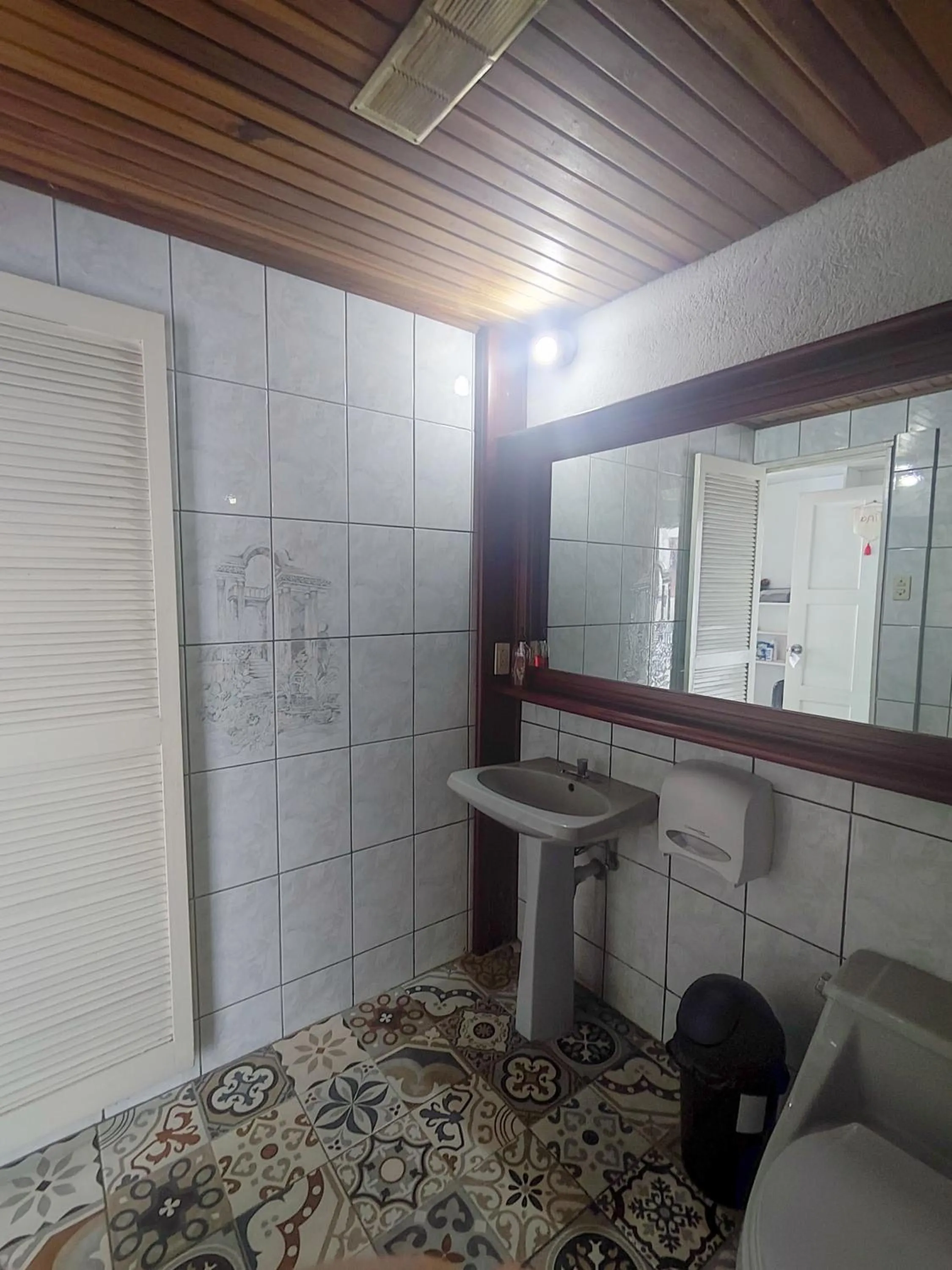 Bathroom in Gaudy's Hotel