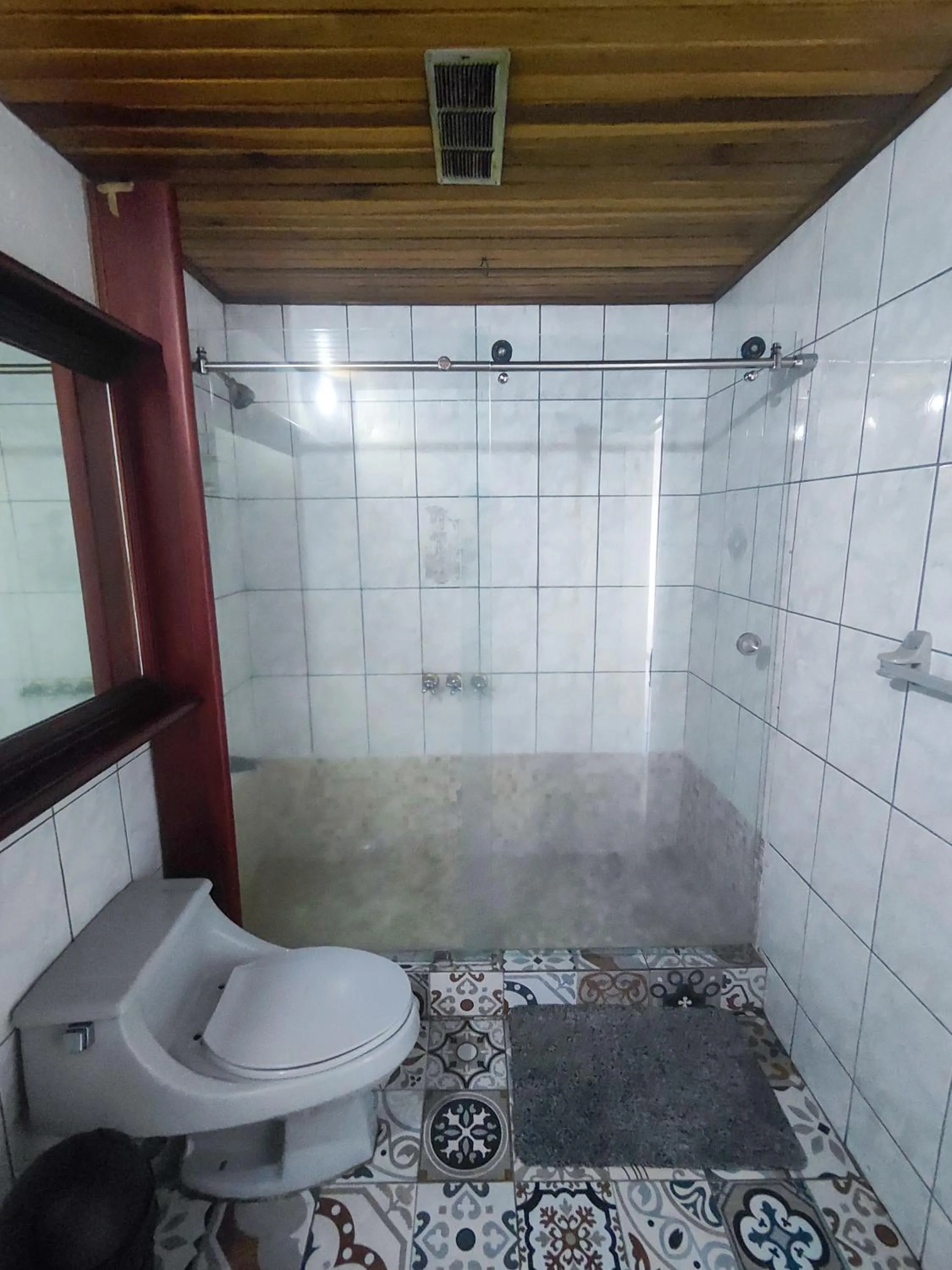 Bathroom in Gaudy's Hotel