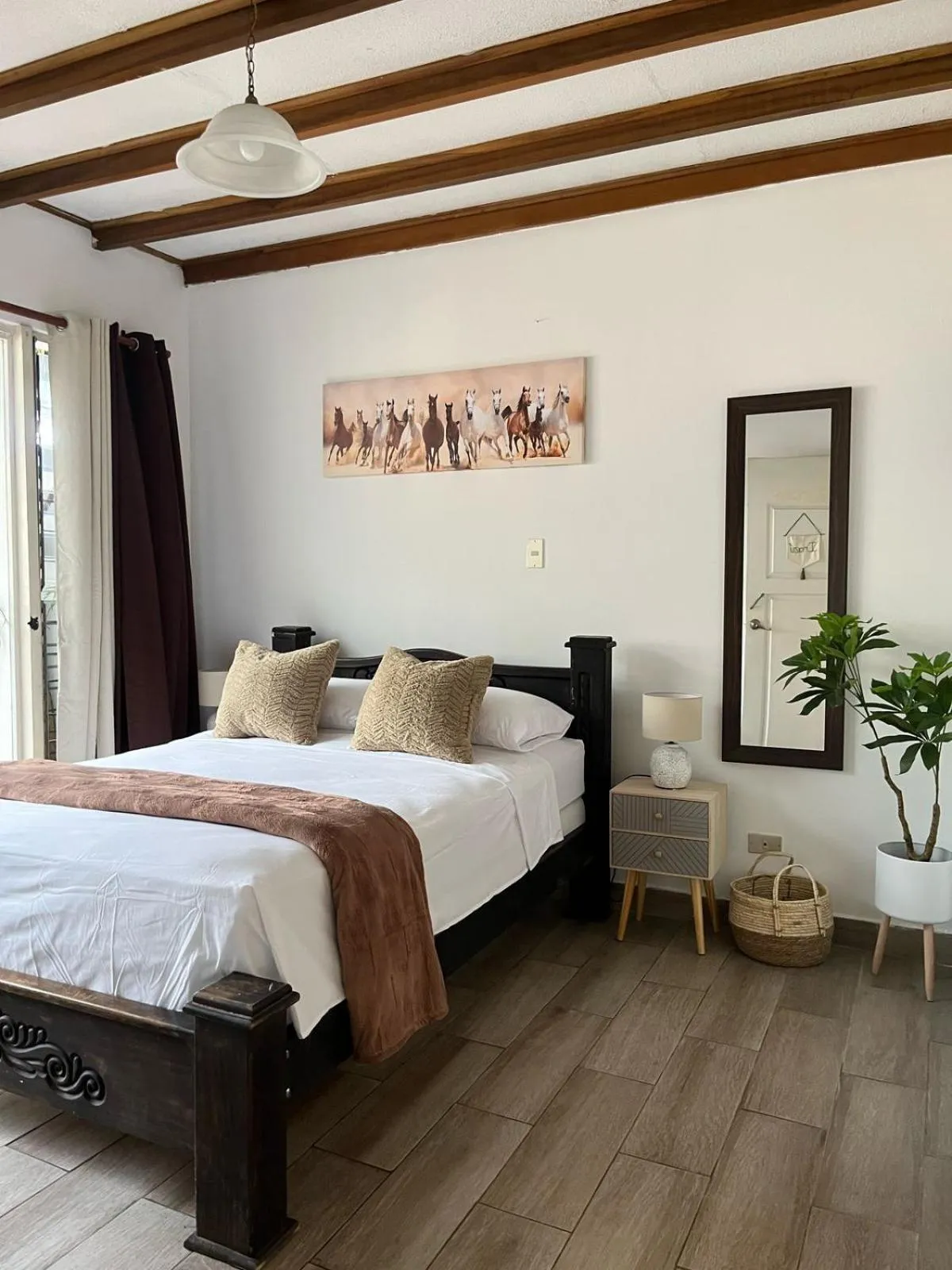 Bedroom, Bed in Gaudy's Hotel