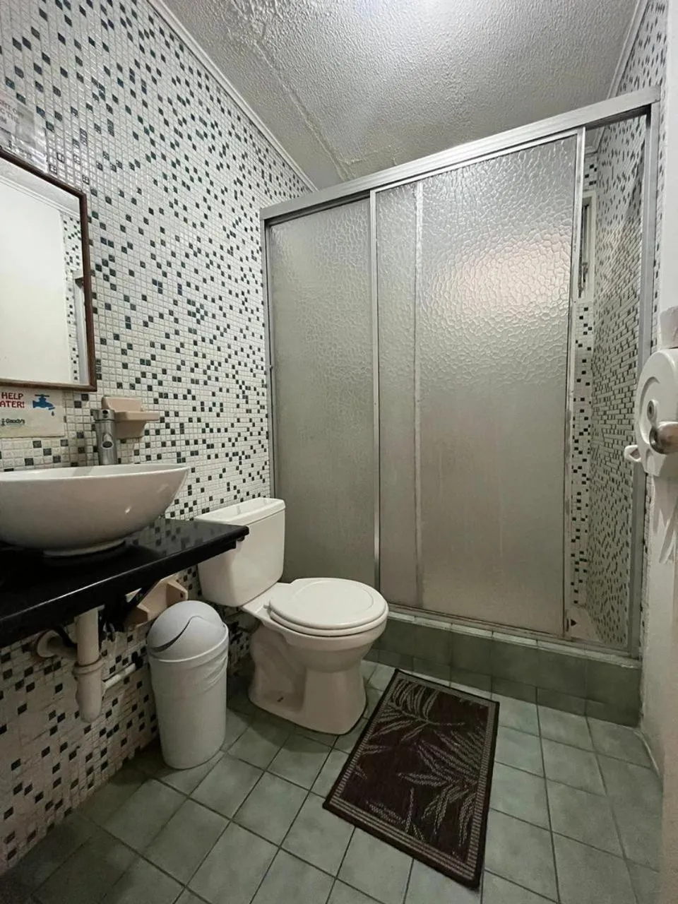 Bathroom in Gaudy's Hotel