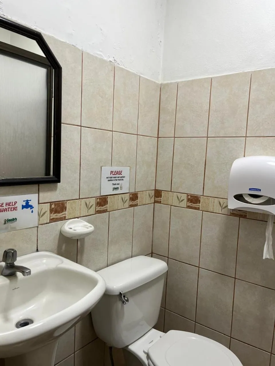 Bathroom in Gaudy's Hotel