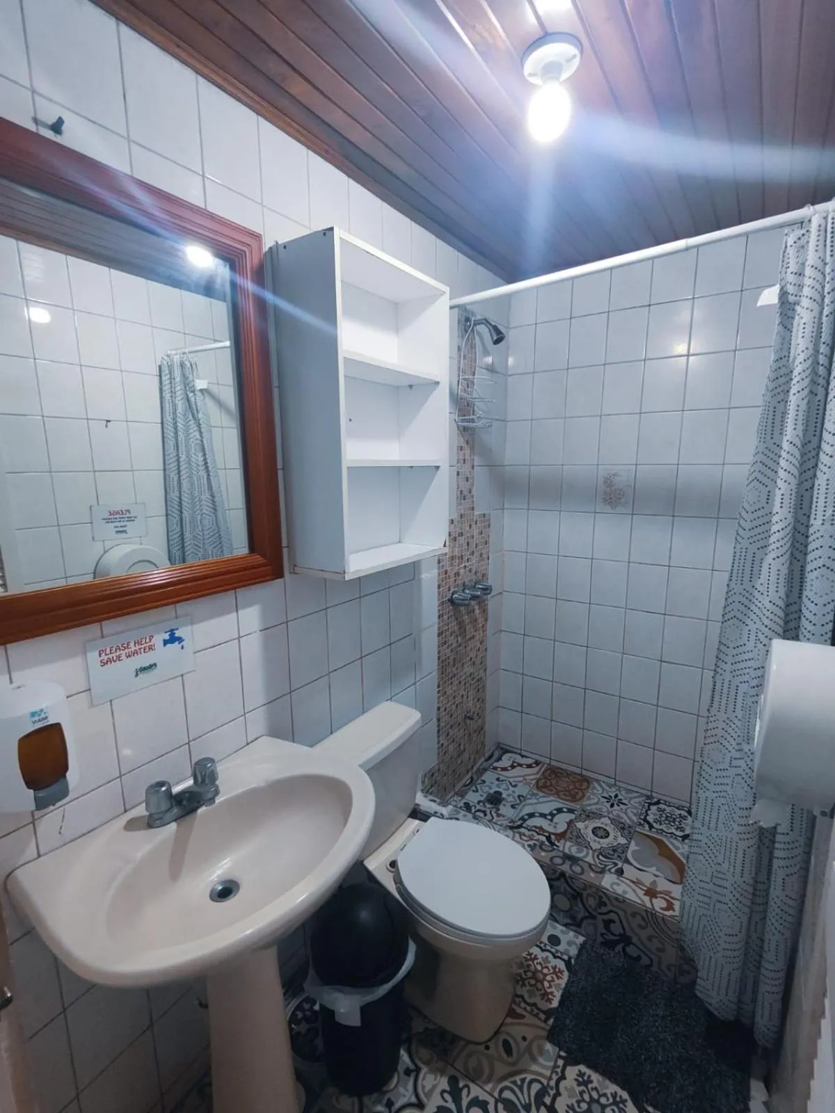 Bathroom in Gaudy's Hotel