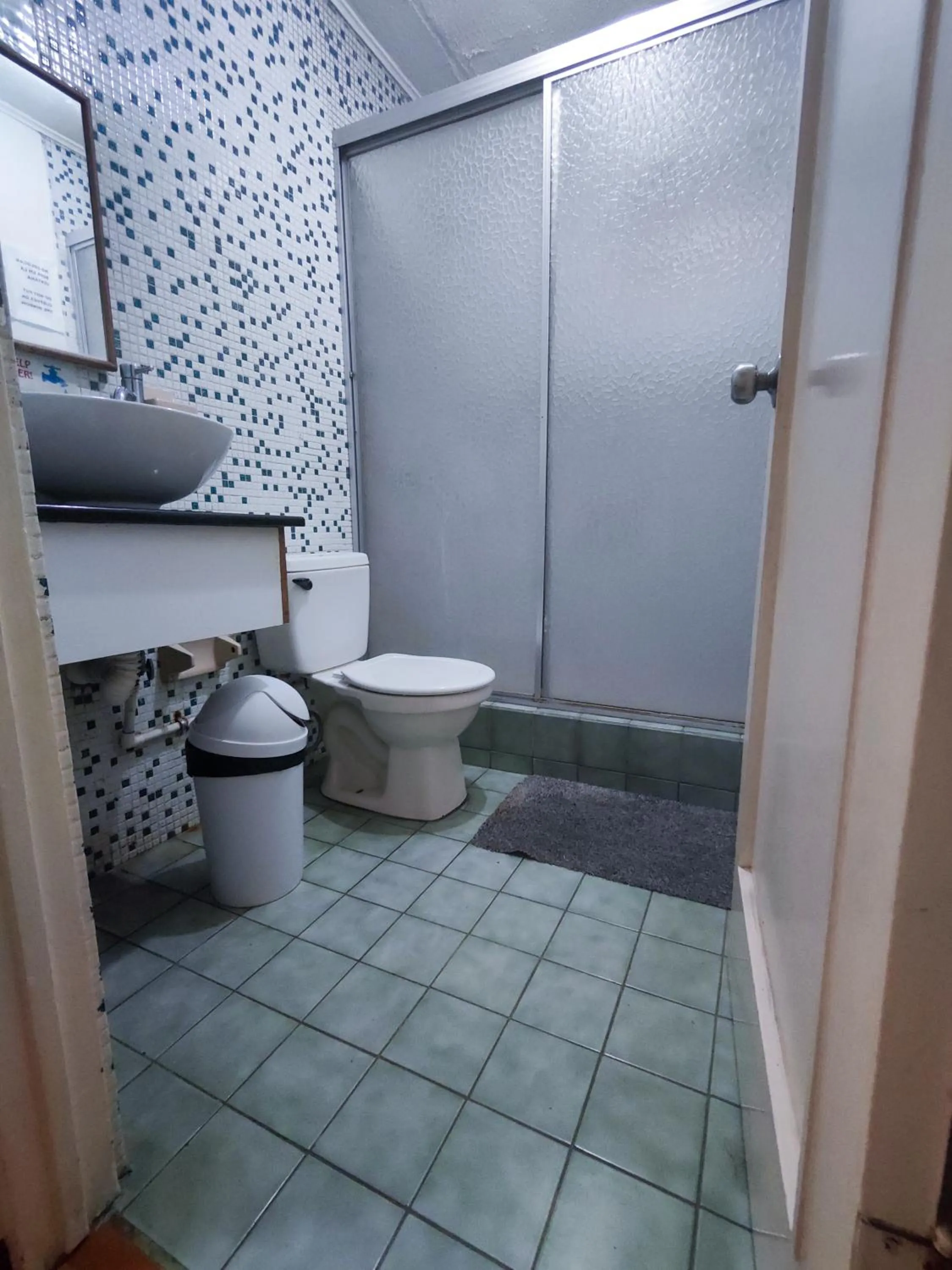 Bathroom in Gaudy's Hotel