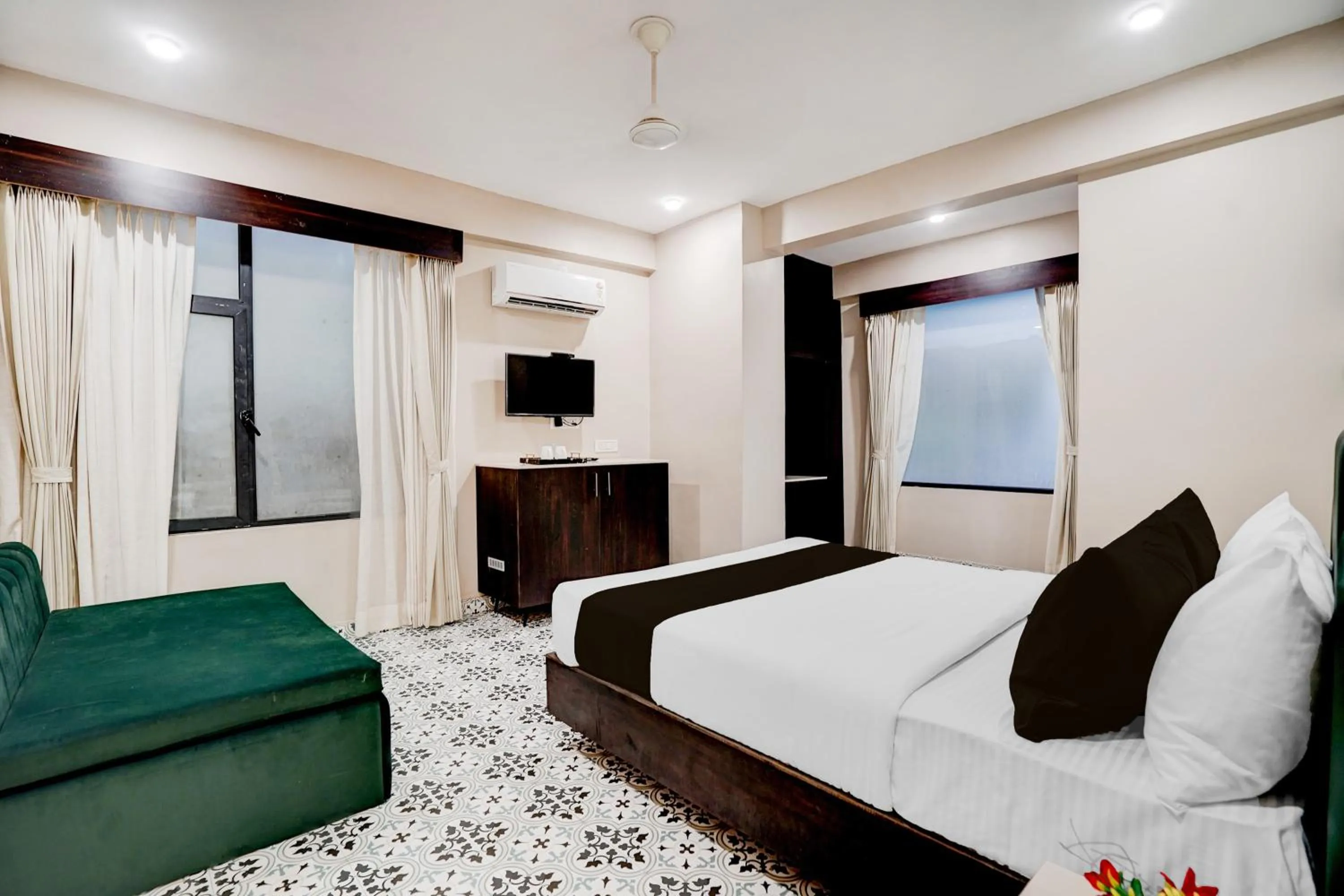 Bedroom, Bed in Super Townhouse Chandpole Metro Station Formerly Hotel Raghuraj Palace