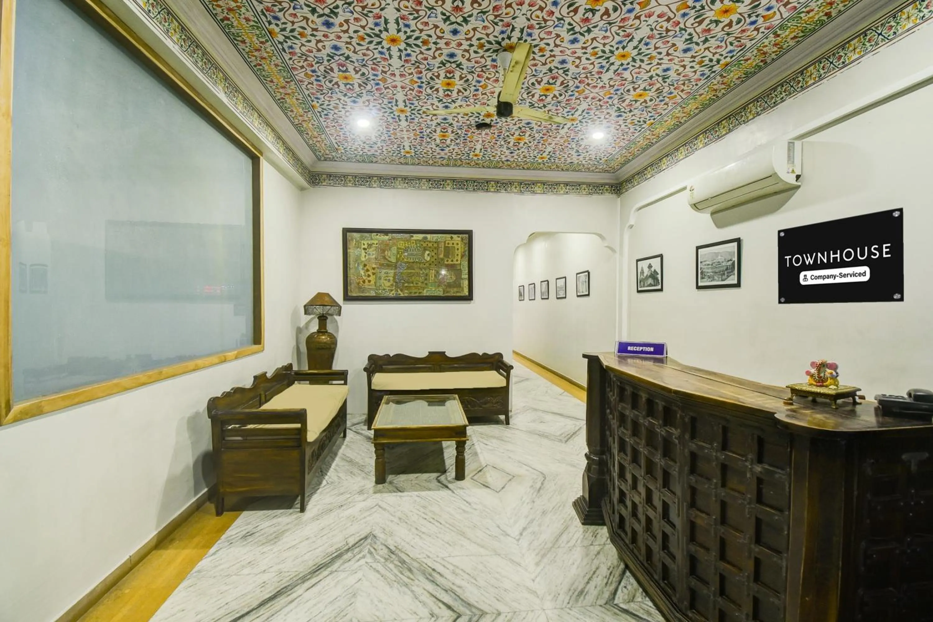 Lobby or reception in Super Townhouse Chandpole Metro Station Formerly Hotel Raghuraj Palace