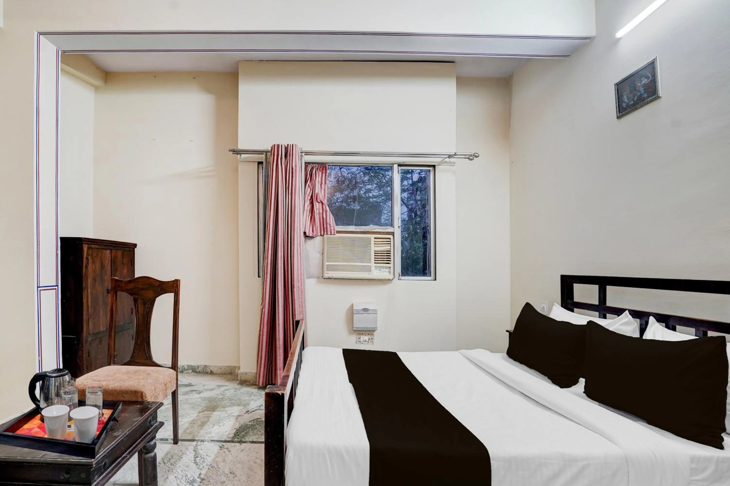 Bedroom, Bed in Super Townhouse Chandpole Metro Station Formerly Hotel Raghuraj Palace