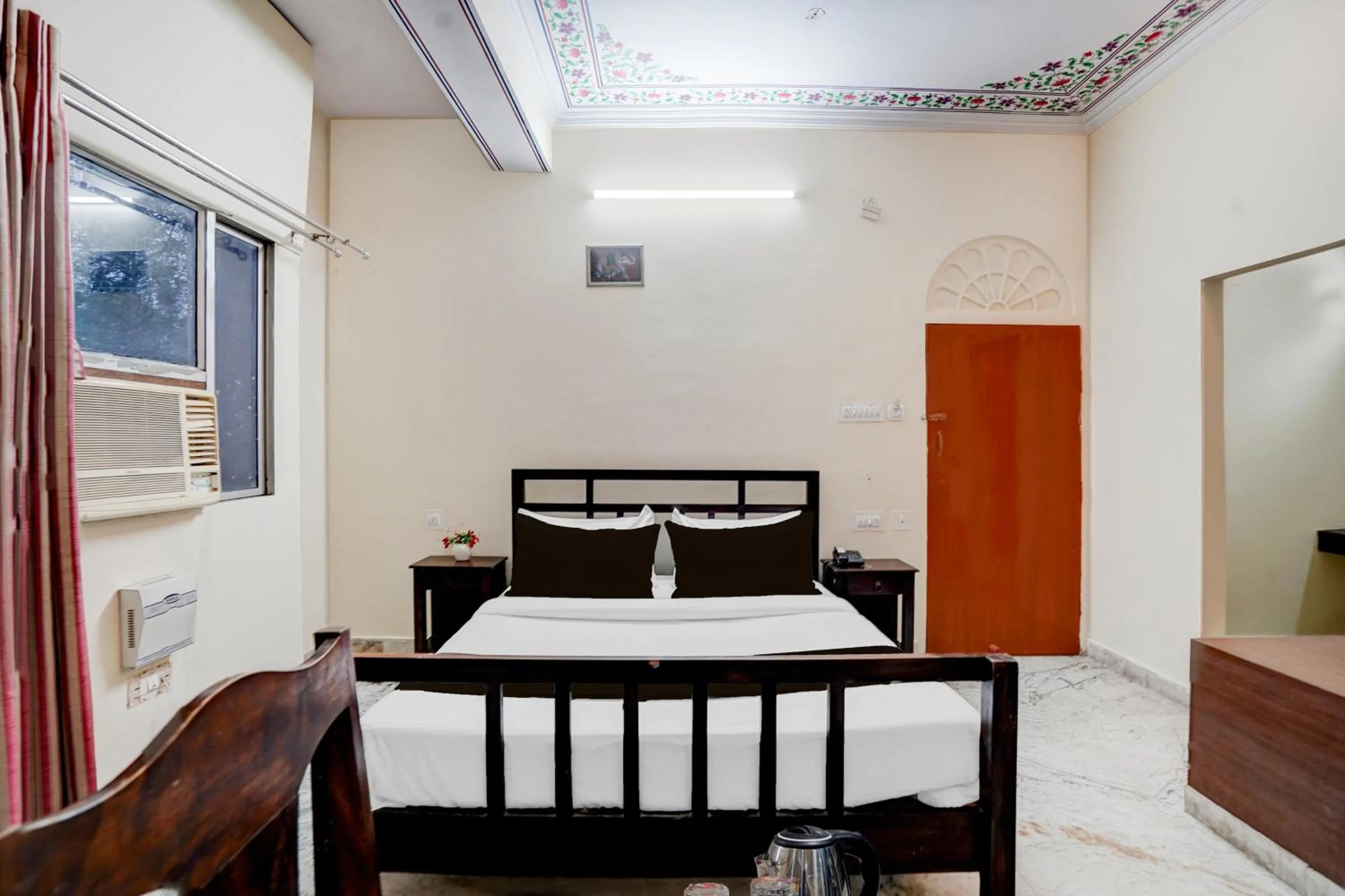 Bedroom in Super Townhouse Chandpole Metro Station Formerly Hotel Raghuraj Palace