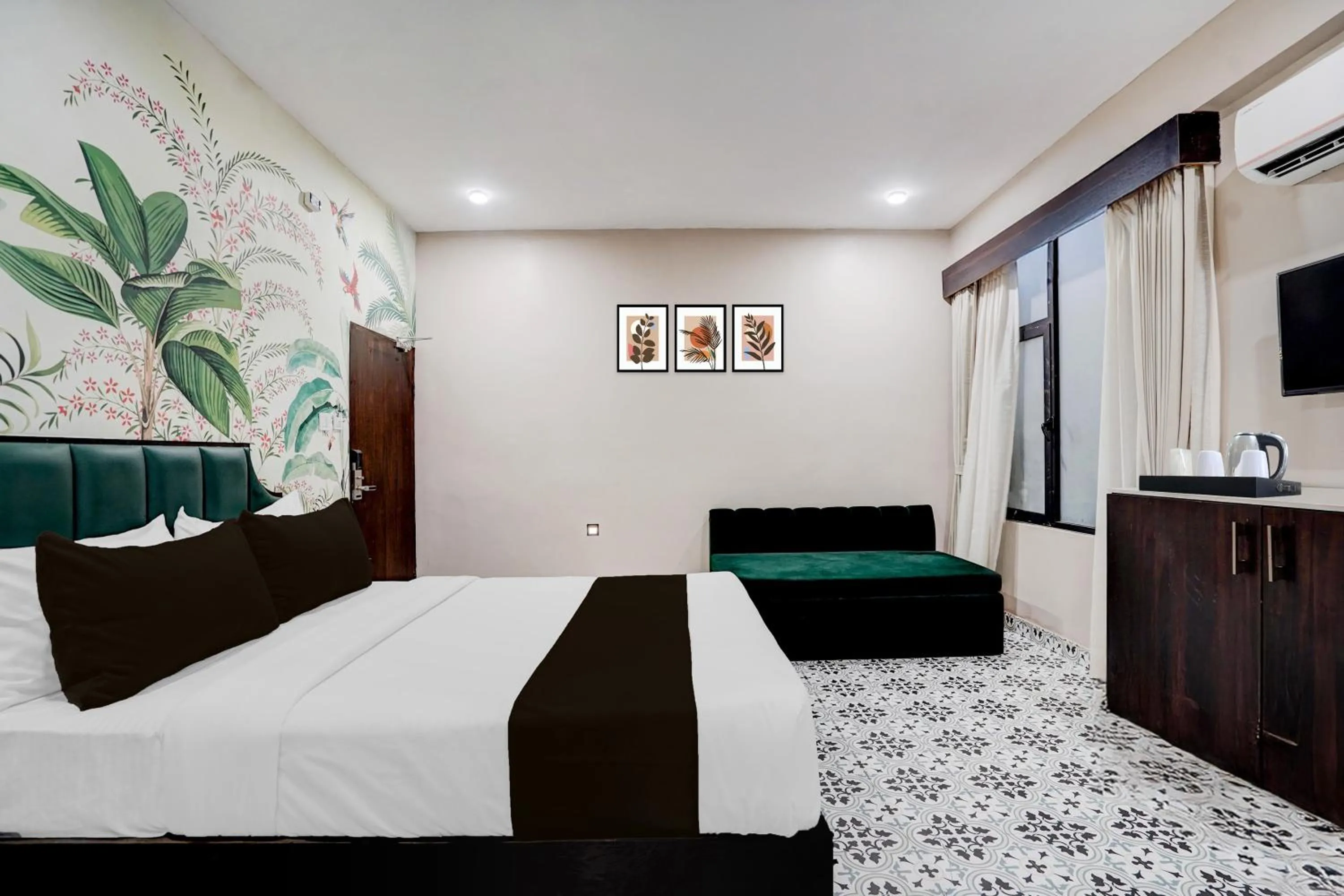 Bedroom, Bed in Super Townhouse Chandpole Metro Station Formerly Hotel Raghuraj Palace