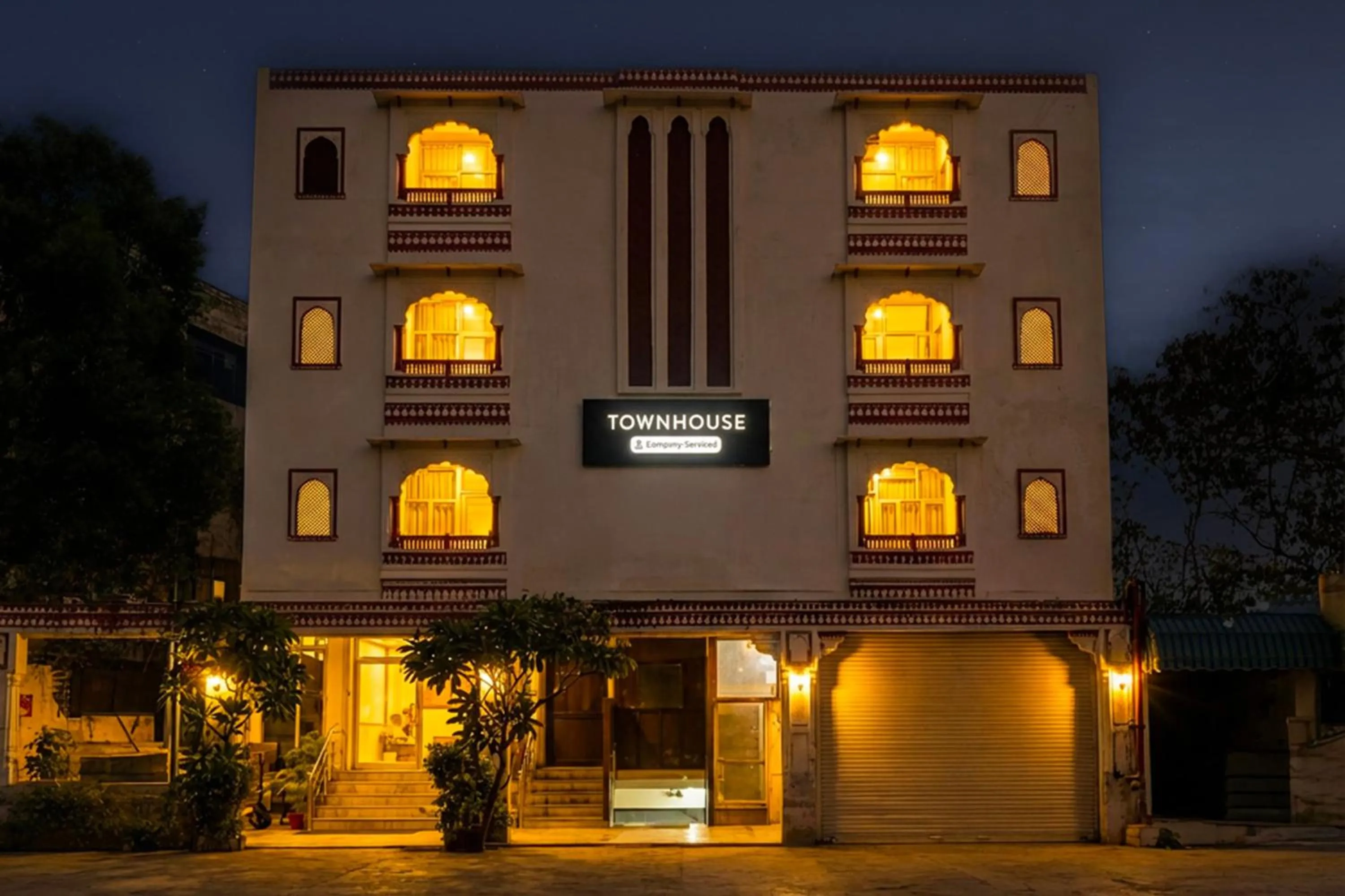 Facade/entrance in Super Townhouse Chandpole Metro Station Formerly Hotel Raghuraj Palace