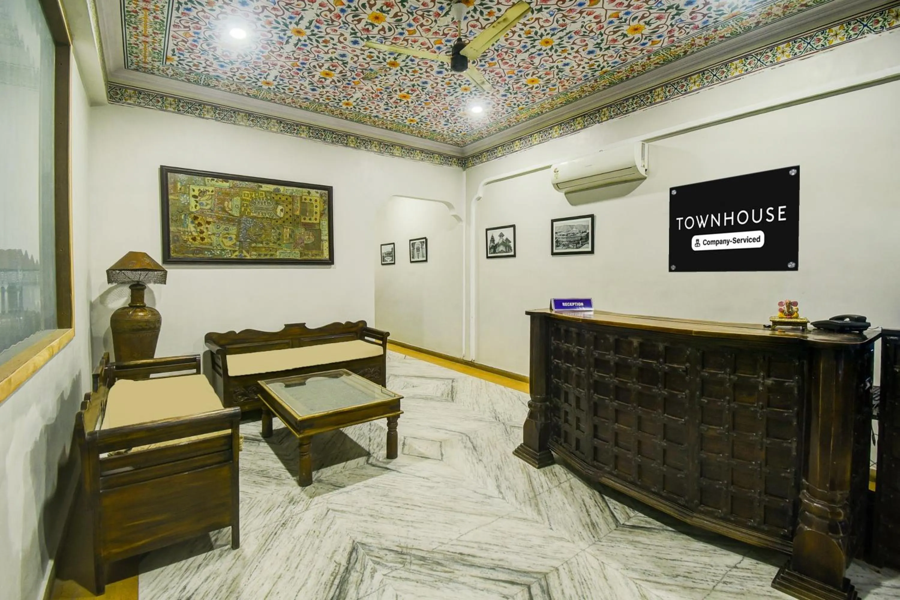 Lobby or reception in Super Townhouse Chandpole Metro Station Formerly Hotel Raghuraj Palace