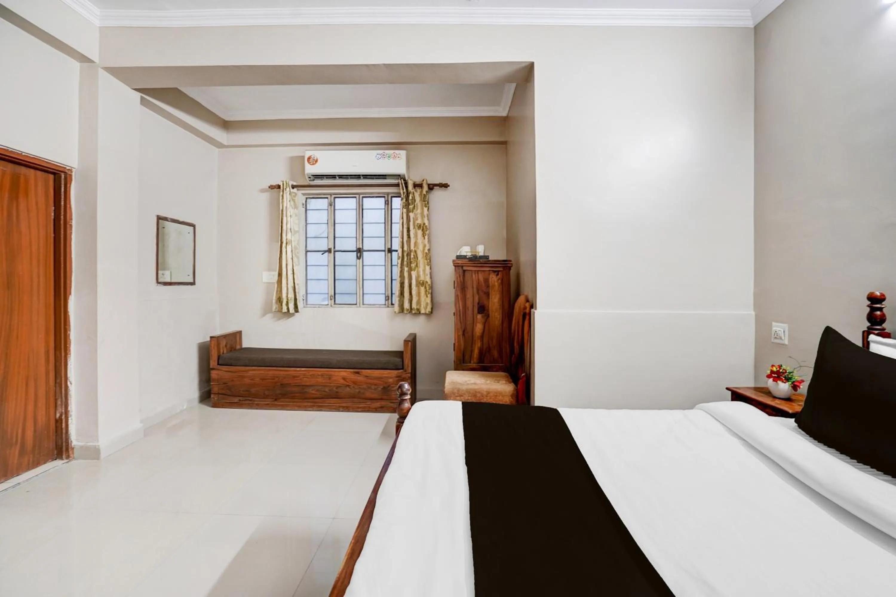 Bedroom, Bed in Super Townhouse Chandpole Metro Station Formerly Hotel Raghuraj Palace