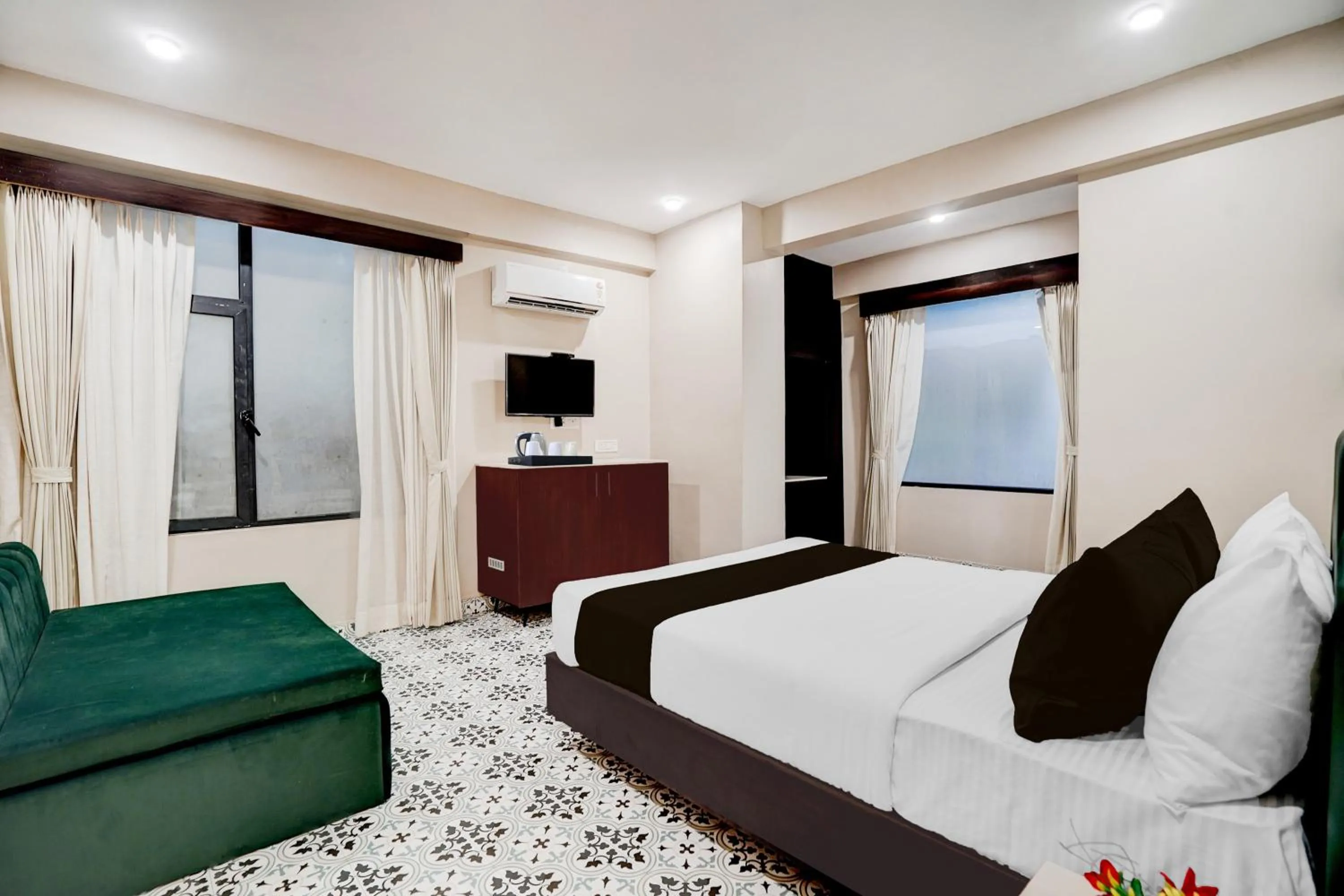 Bedroom, Bed in Super Townhouse Chandpole Metro Station Formerly Hotel Raghuraj Palace