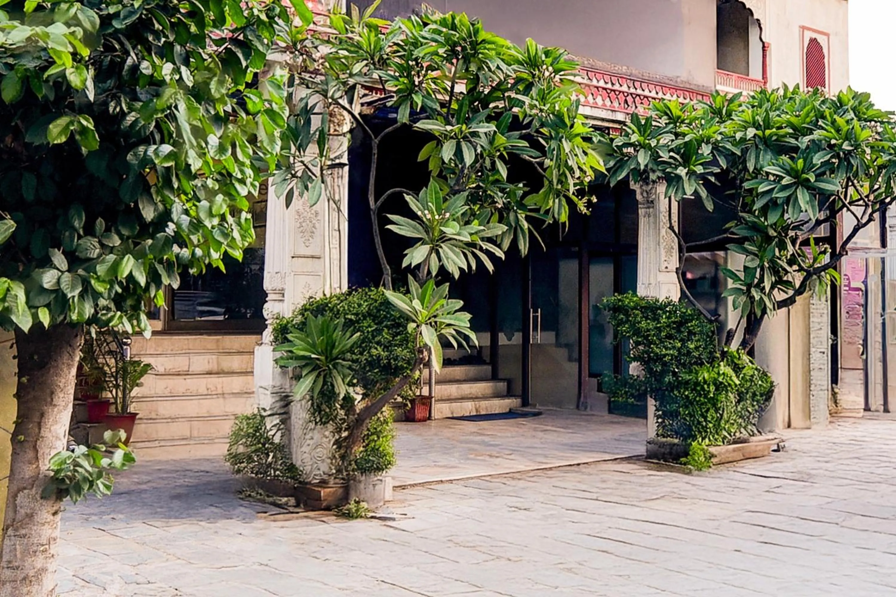 Facade/entrance in Super Townhouse Chandpole Metro Station Formerly Hotel Raghuraj Palace