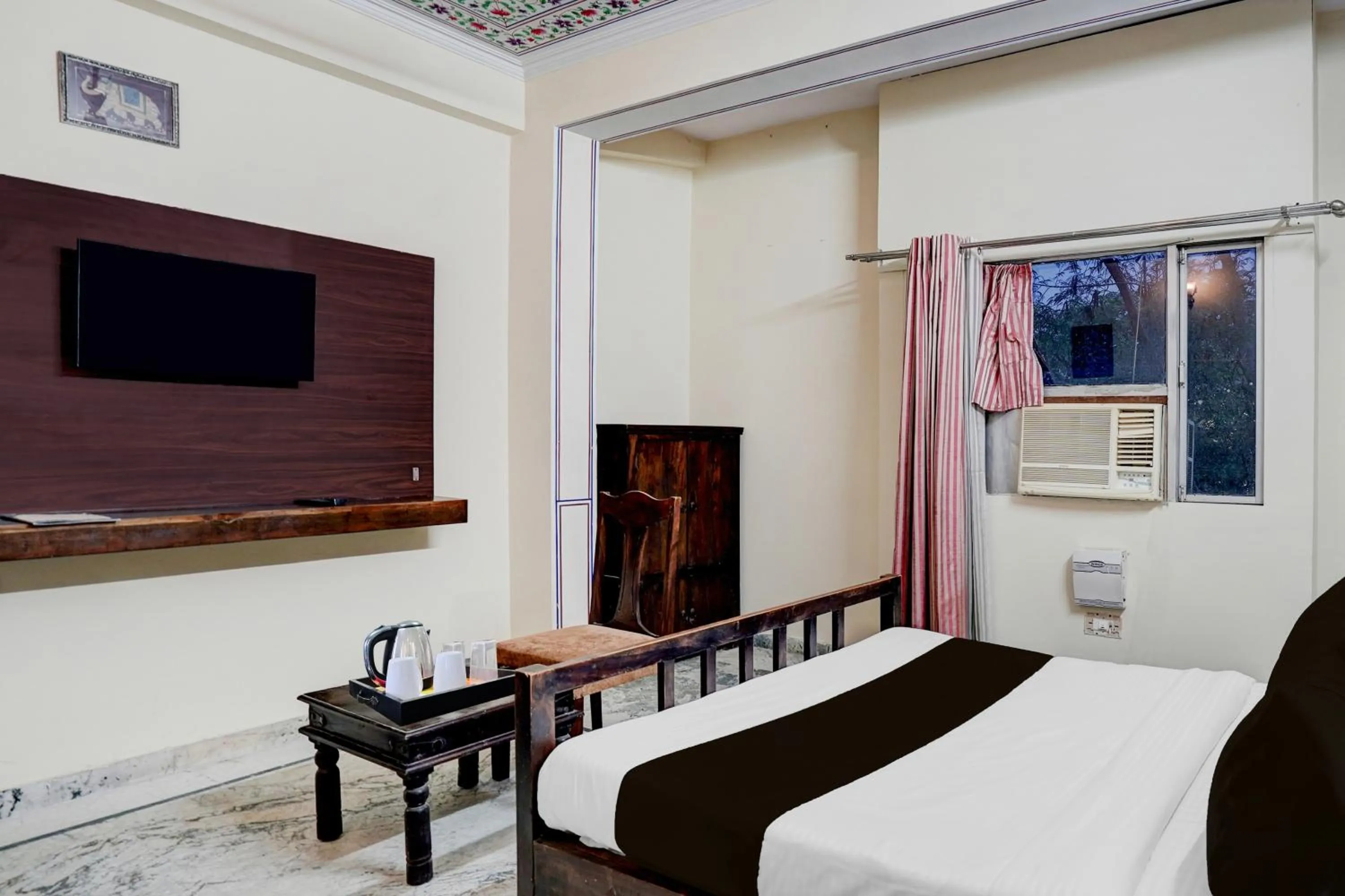 Bedroom, Bed in Super Townhouse Chandpole Metro Station Formerly Hotel Raghuraj Palace