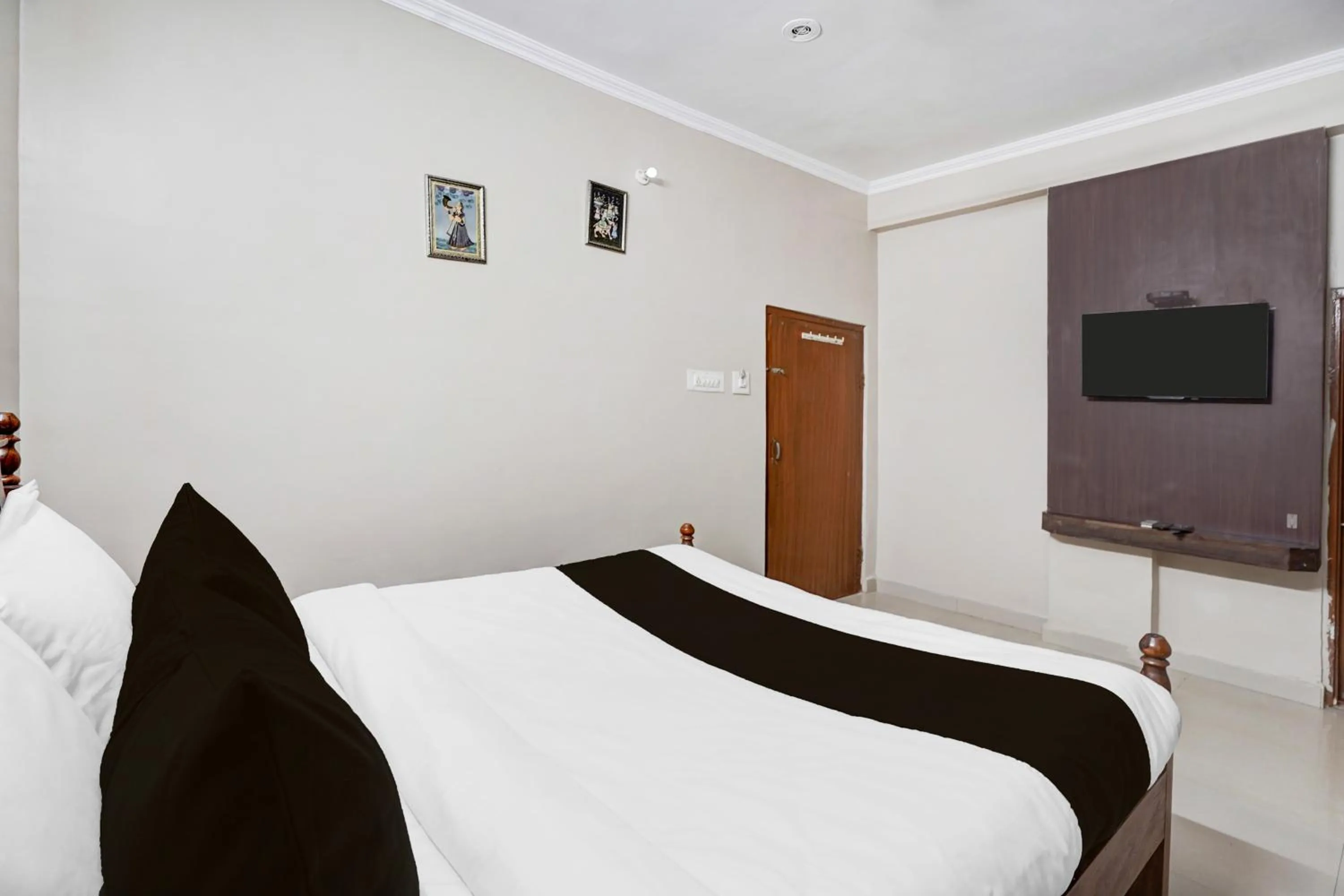 Bedroom, Bed in Super Townhouse Chandpole Metro Station Formerly Hotel Raghuraj Palace