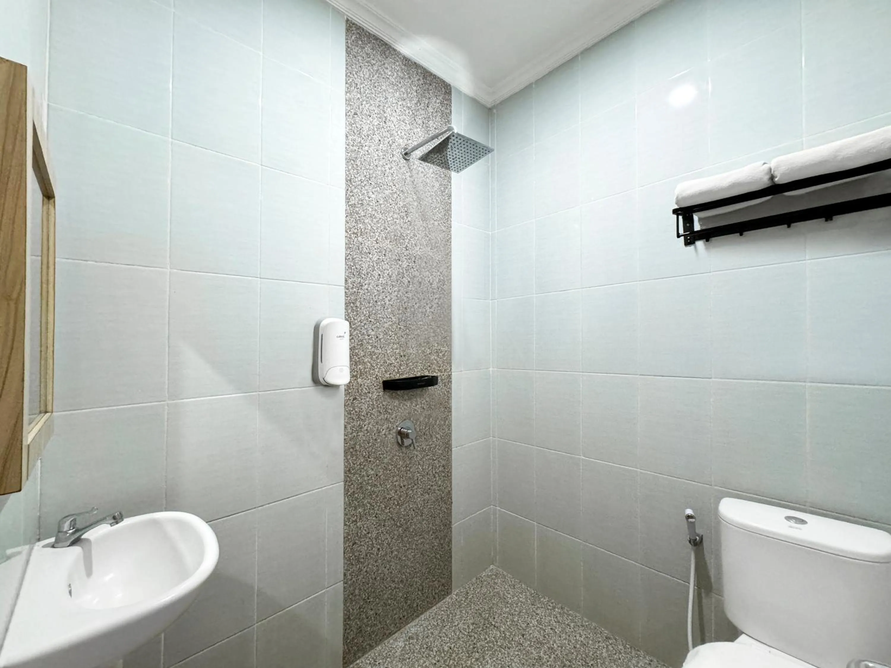 Bathroom in Masri Living by Daphna Management