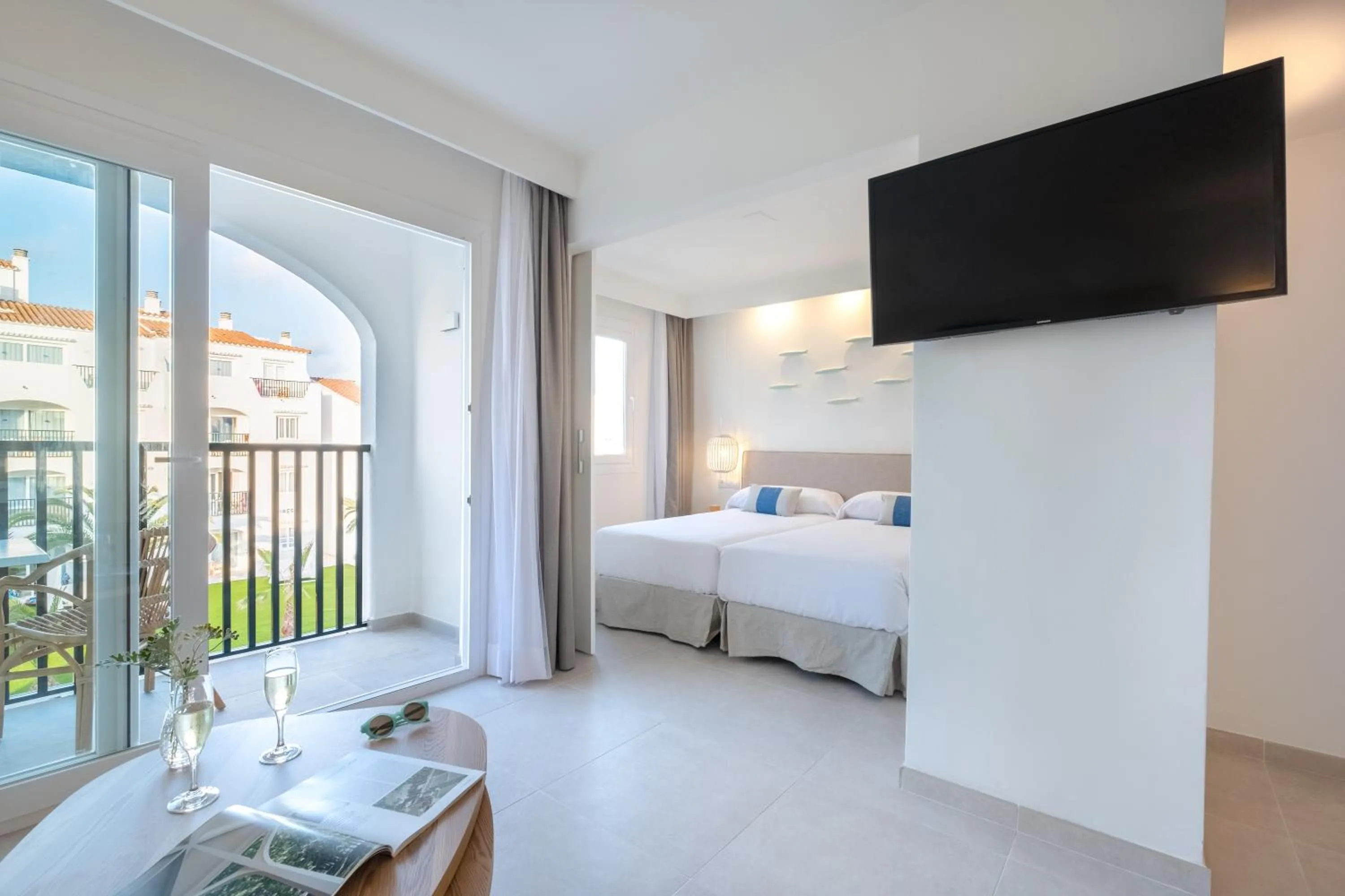 TV and multimedia, Bed in FERGUS Style Carema Beach