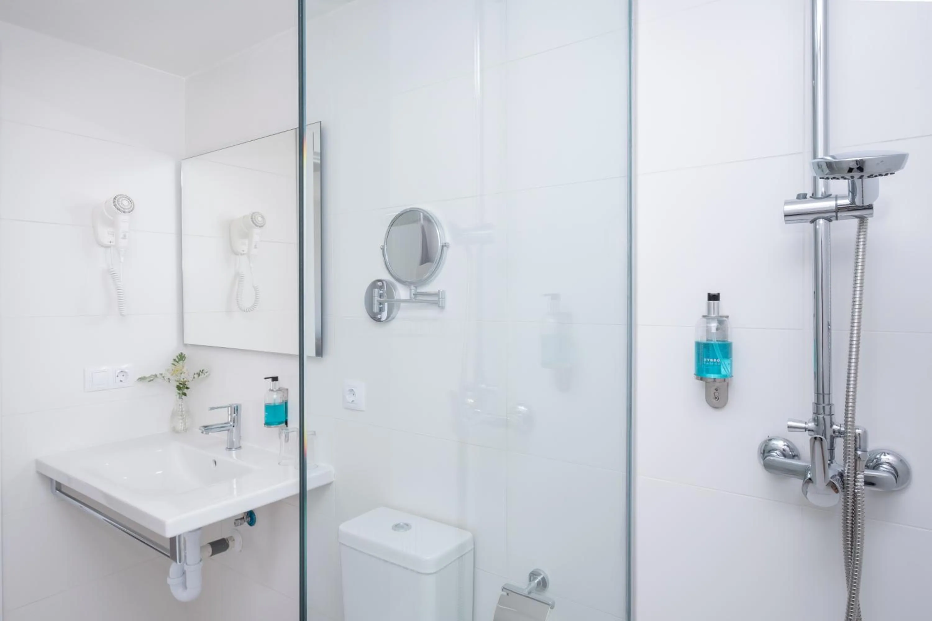 Shower in FERGUS Style Carema Beach