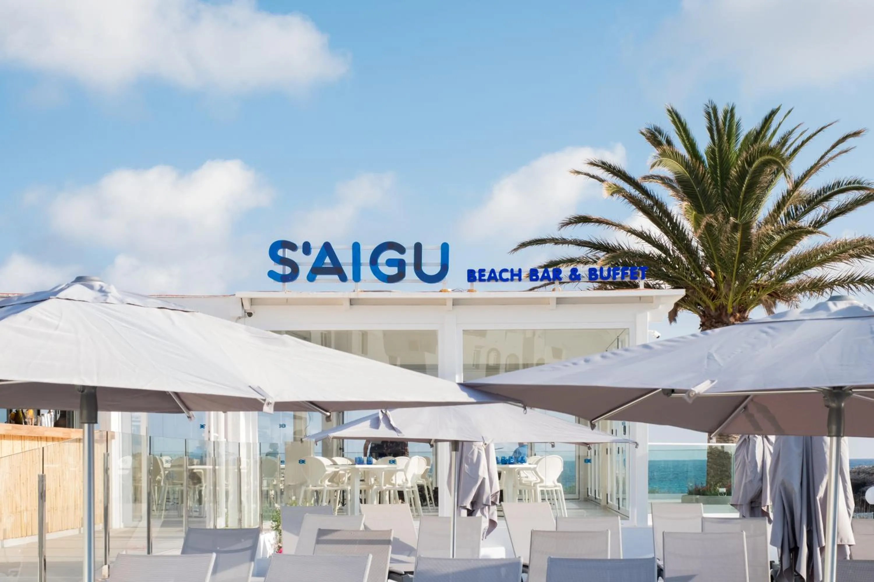 Lounge or bar in FERGUS Style Carema Beach