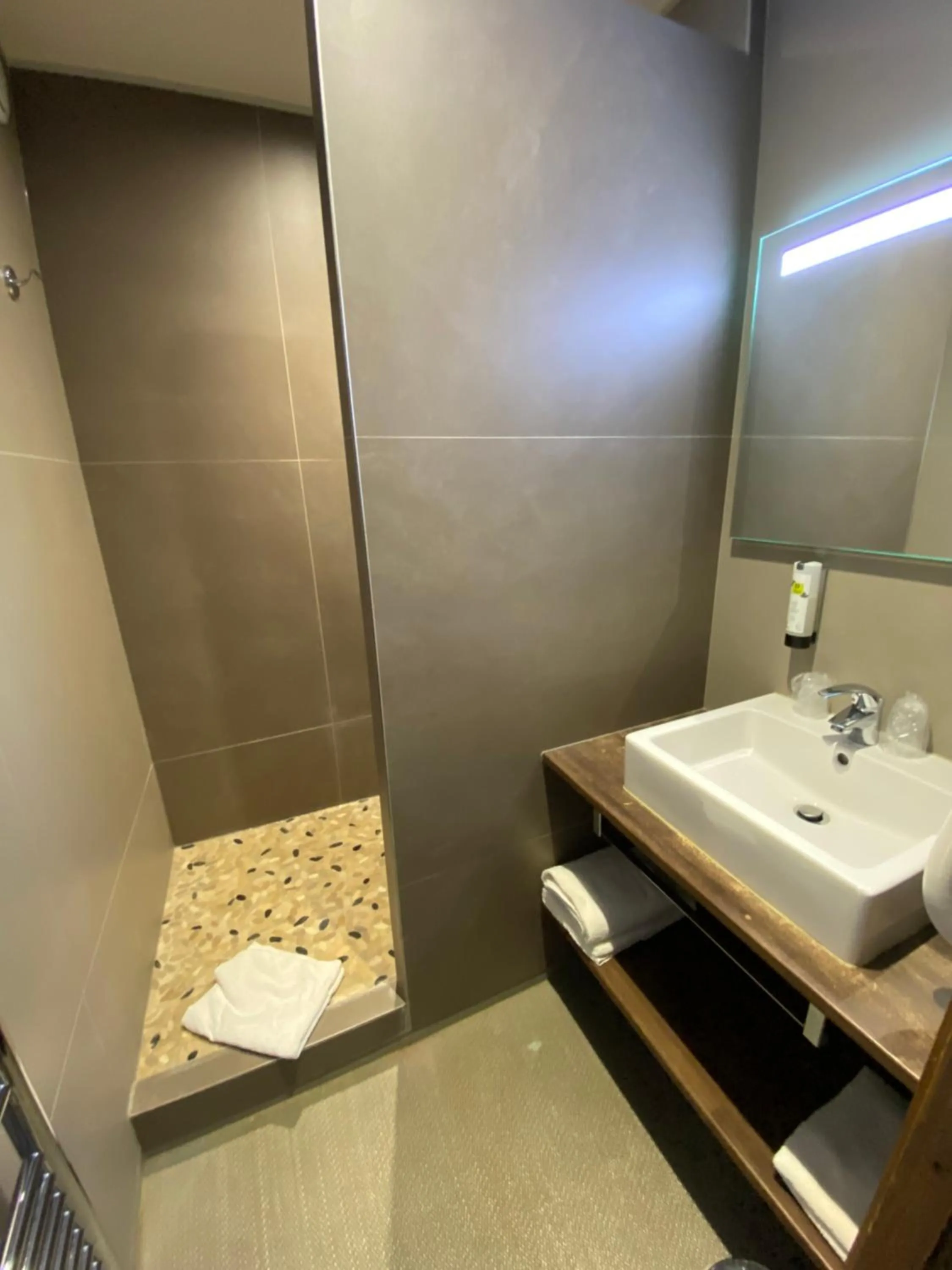 Bathroom in Enzo Hôtels - ST Eloy Metz Amneville By Kyriad Direct