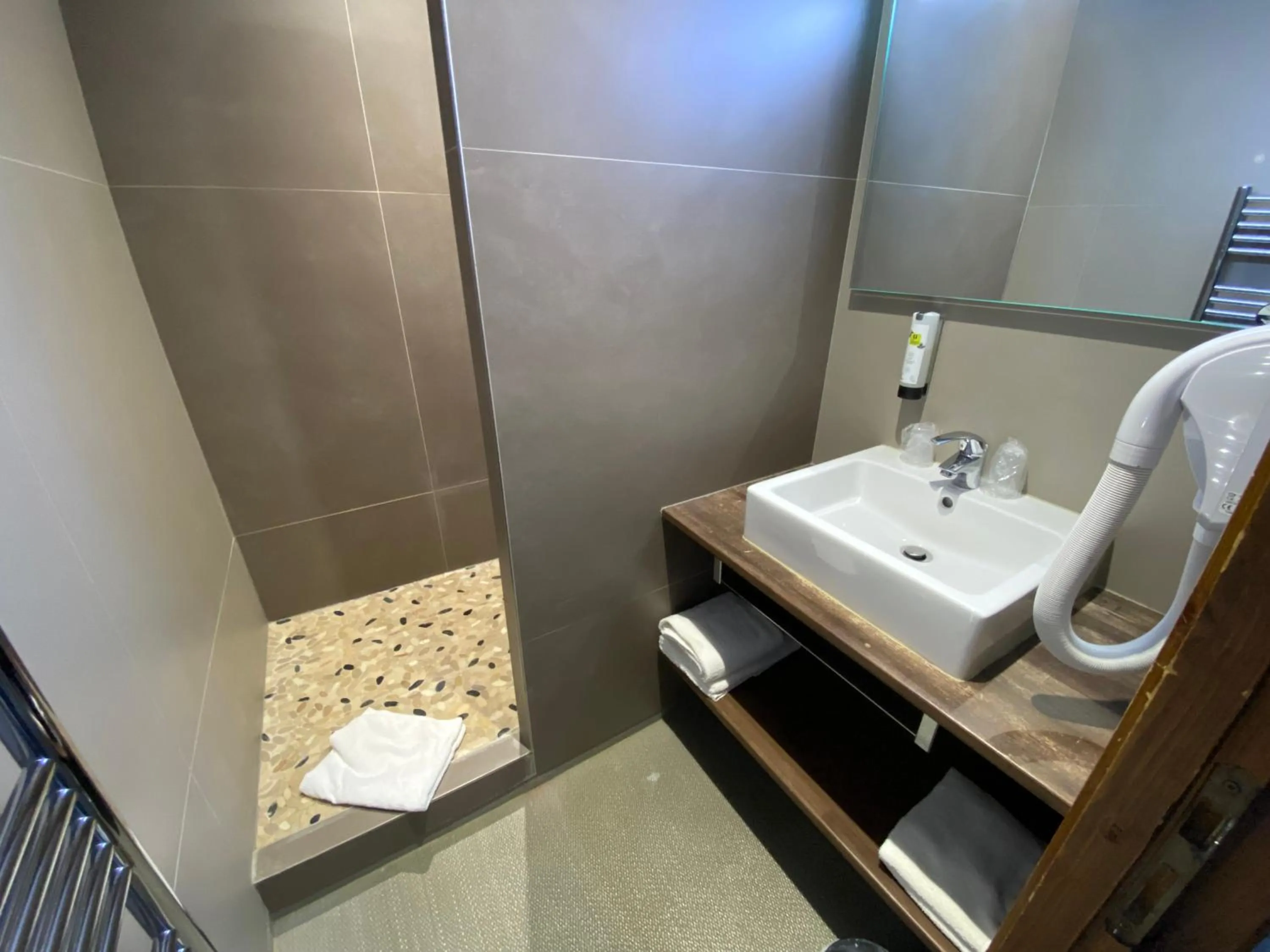 Shower in Enzo Hôtels - ST Eloy Metz Amneville By Kyriad Direct