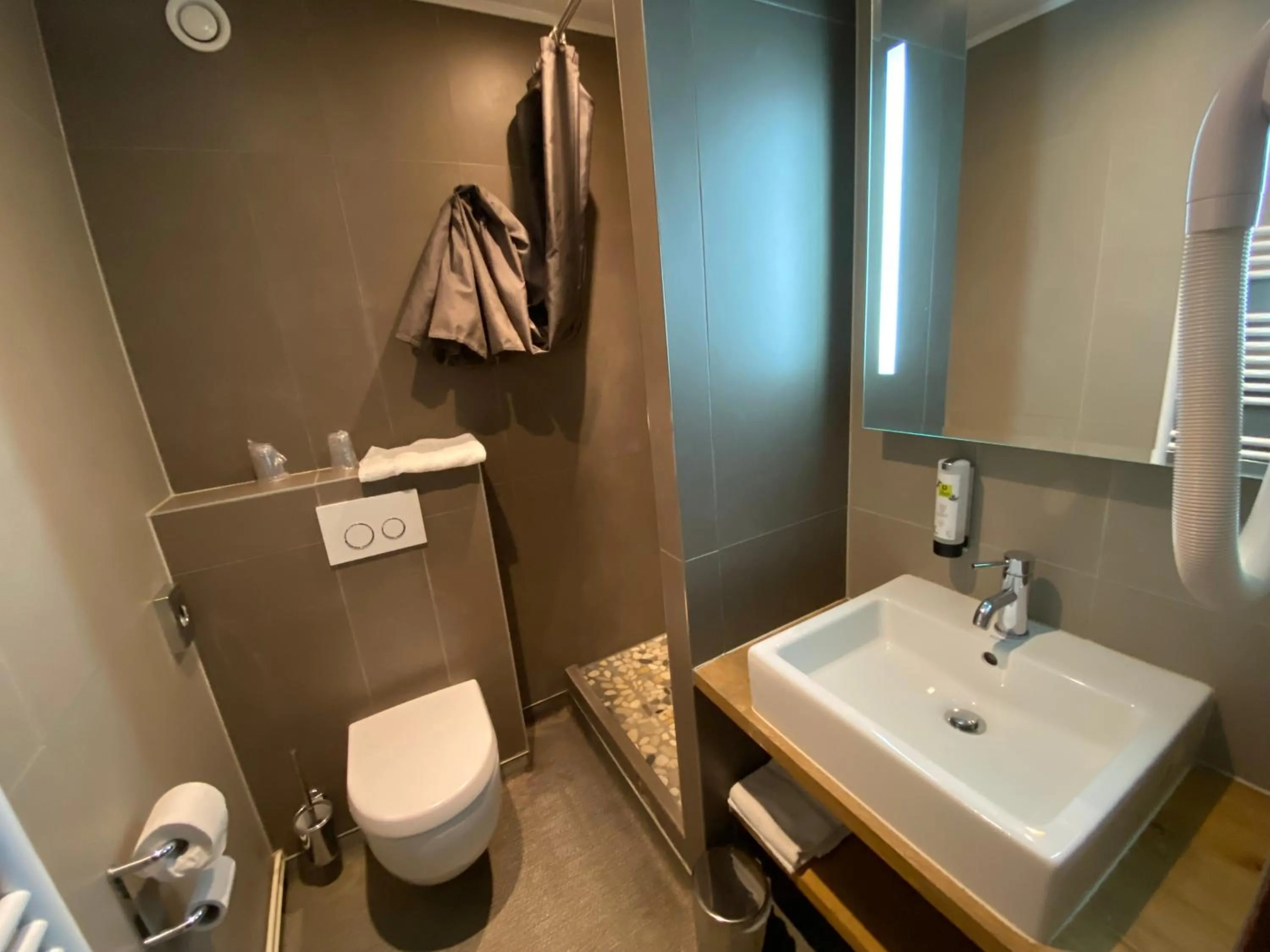 Shower in Enzo Hôtels - ST Eloy Metz Amneville By Kyriad Direct