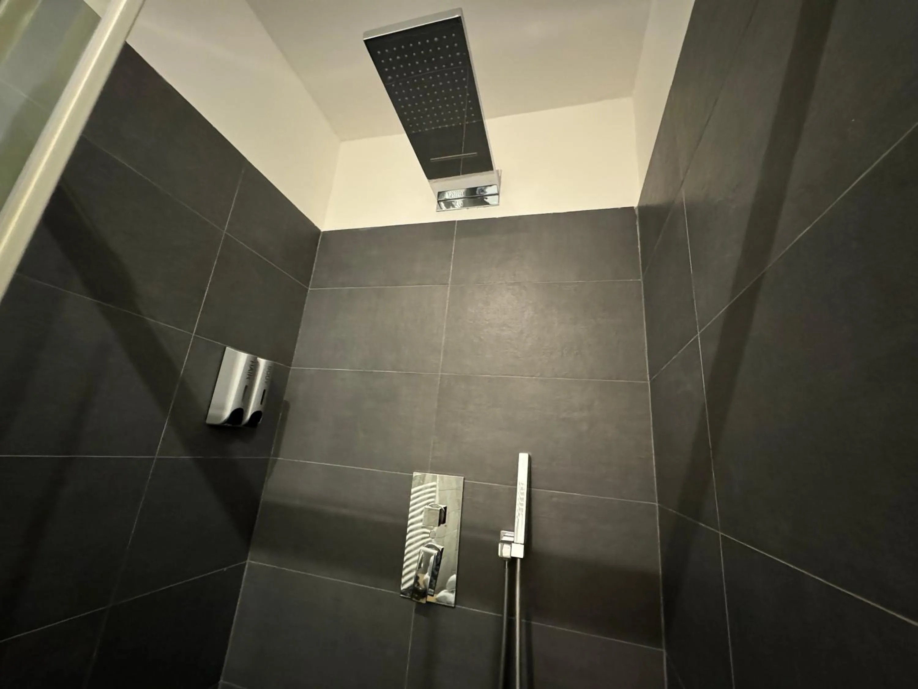 Shower in AQUAROOMS Suites