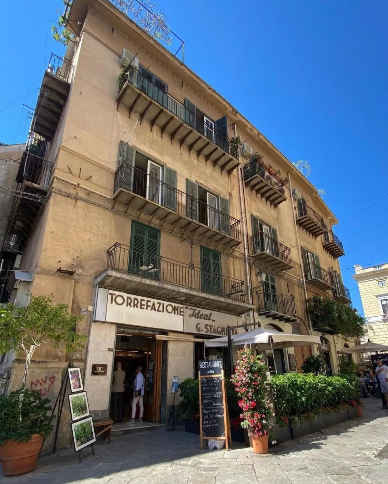 Breakfast in AQUAROOMS Suites