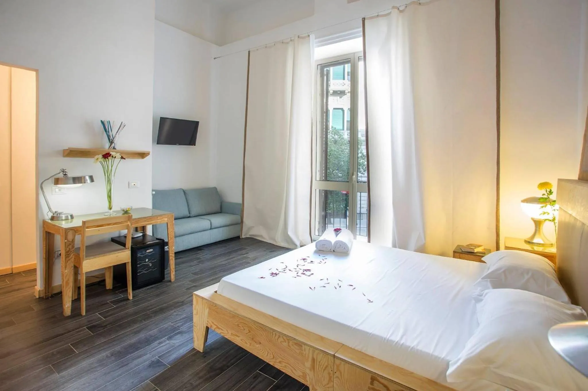 Bed in AQUAROOMS Suites