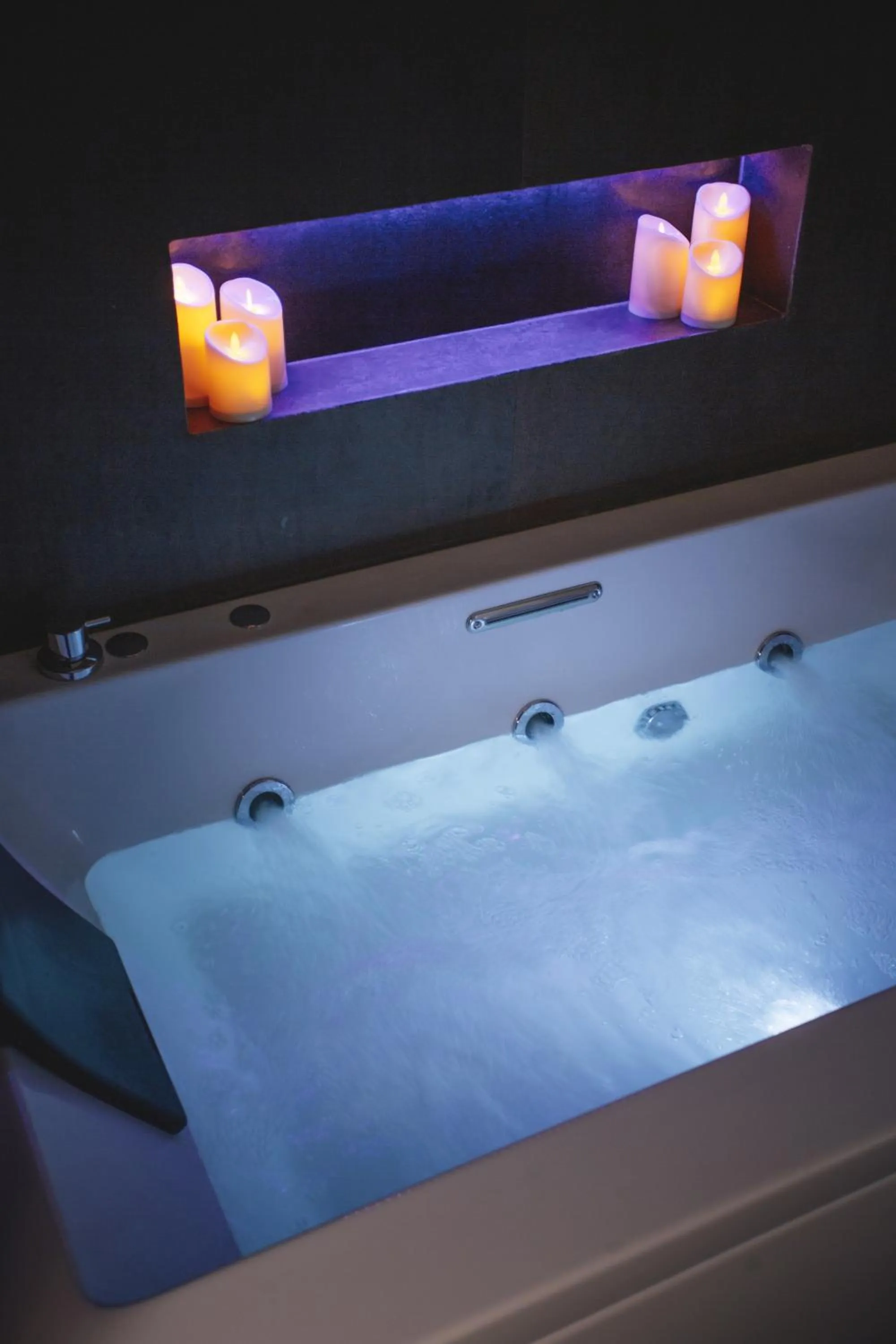 Hot Tub in AQUAROOMS Suites