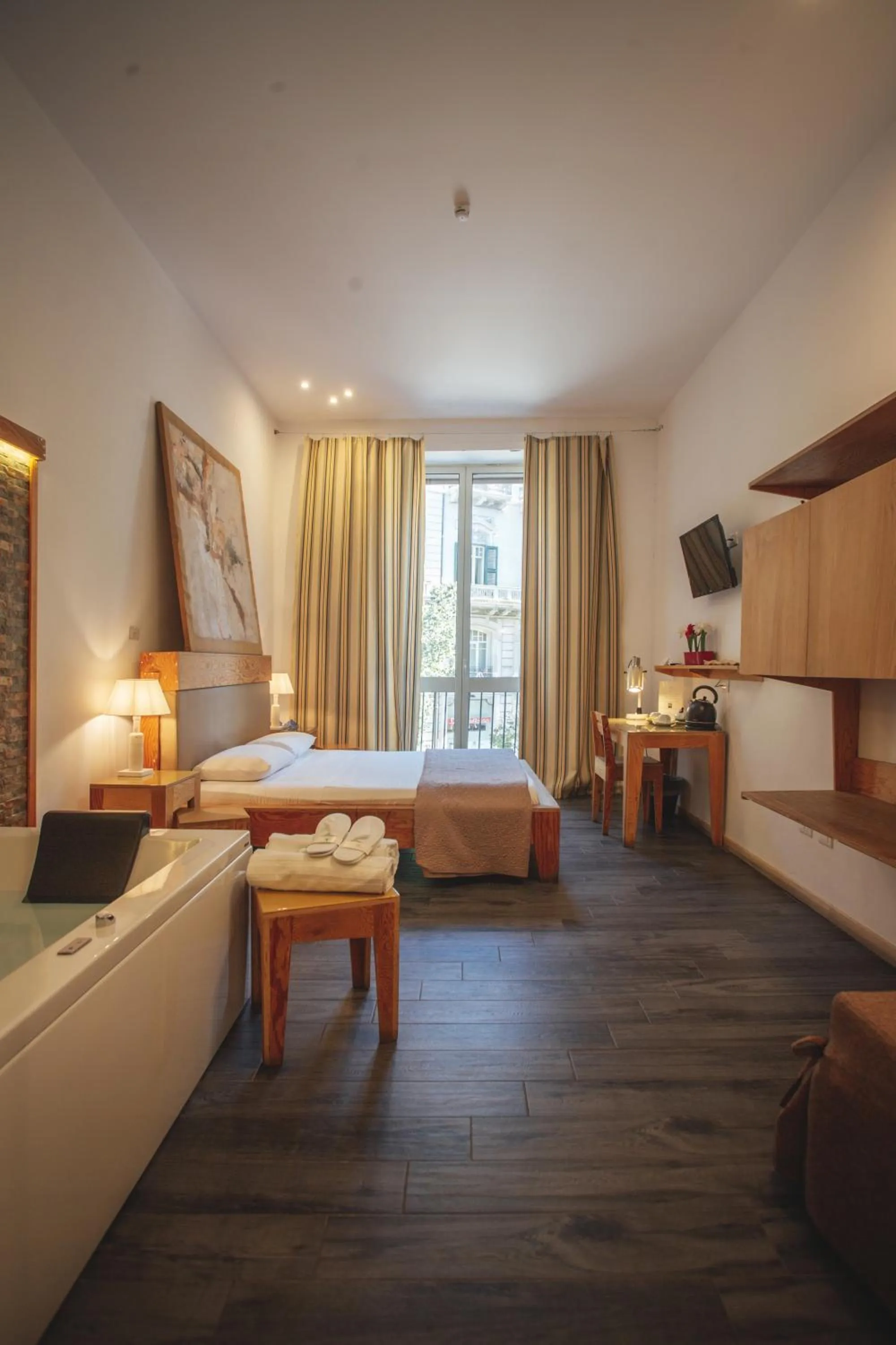 Bed in AQUAROOMS Suites